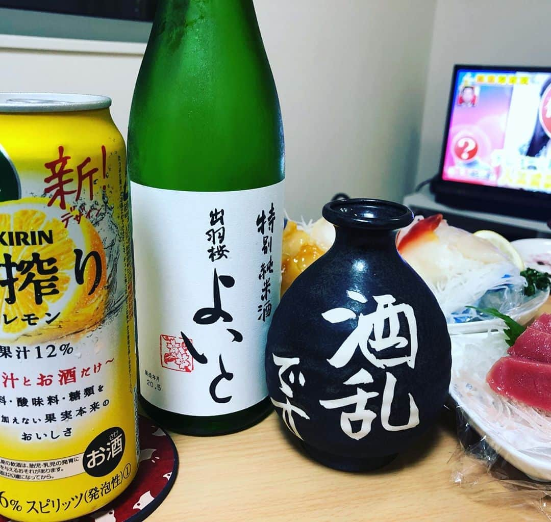 たまたまこさんのインスタグラム写真 - (たまたまこInstagram)「昨日は久しぶりに #日本酒 と刺身で晩酌❤️ 最近 #本搾り と #🦙 ばっかだったからね🤩 おすすめしてもらって飲んでみたかった #出羽桜 と #成城石井 のコラボ酒らしい！よいと！ #純米酒 すきなんで🥰」9月22日 12時41分 - tamarikomari