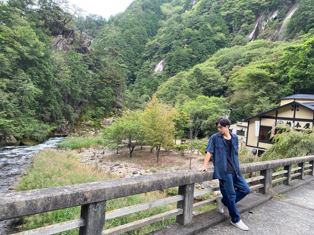 青木悠のインスタグラム：「この前の大自然のストーリー、 山梨県に行っておりました。  山梨県は「甲府鳥もつ煮」というB級グルメを食べに毎年恒例で行ってます。めっちゃおすすめです。  Go Toトラベルで行くとめっちゃお得に行けるので時間ある方おすすめです🤲🏻  FINEBOYS今月もしっかり出てるので暇だったら見てくださーい！」