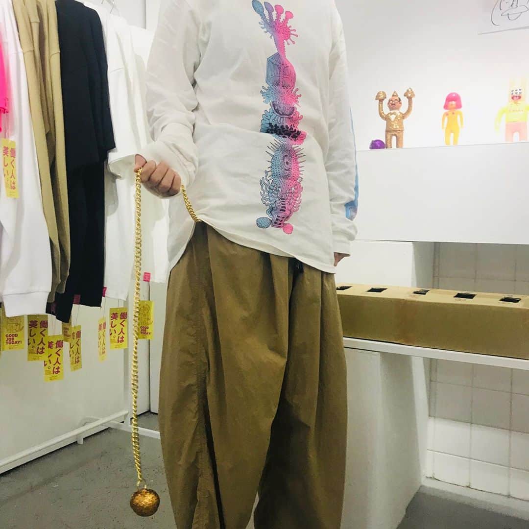 のインスタグラム：「ソフビを武器にしました。サトシキラキラソフビ(喧嘩用) #deharayukinori  #satoshiyamamoto  #mograggallery」