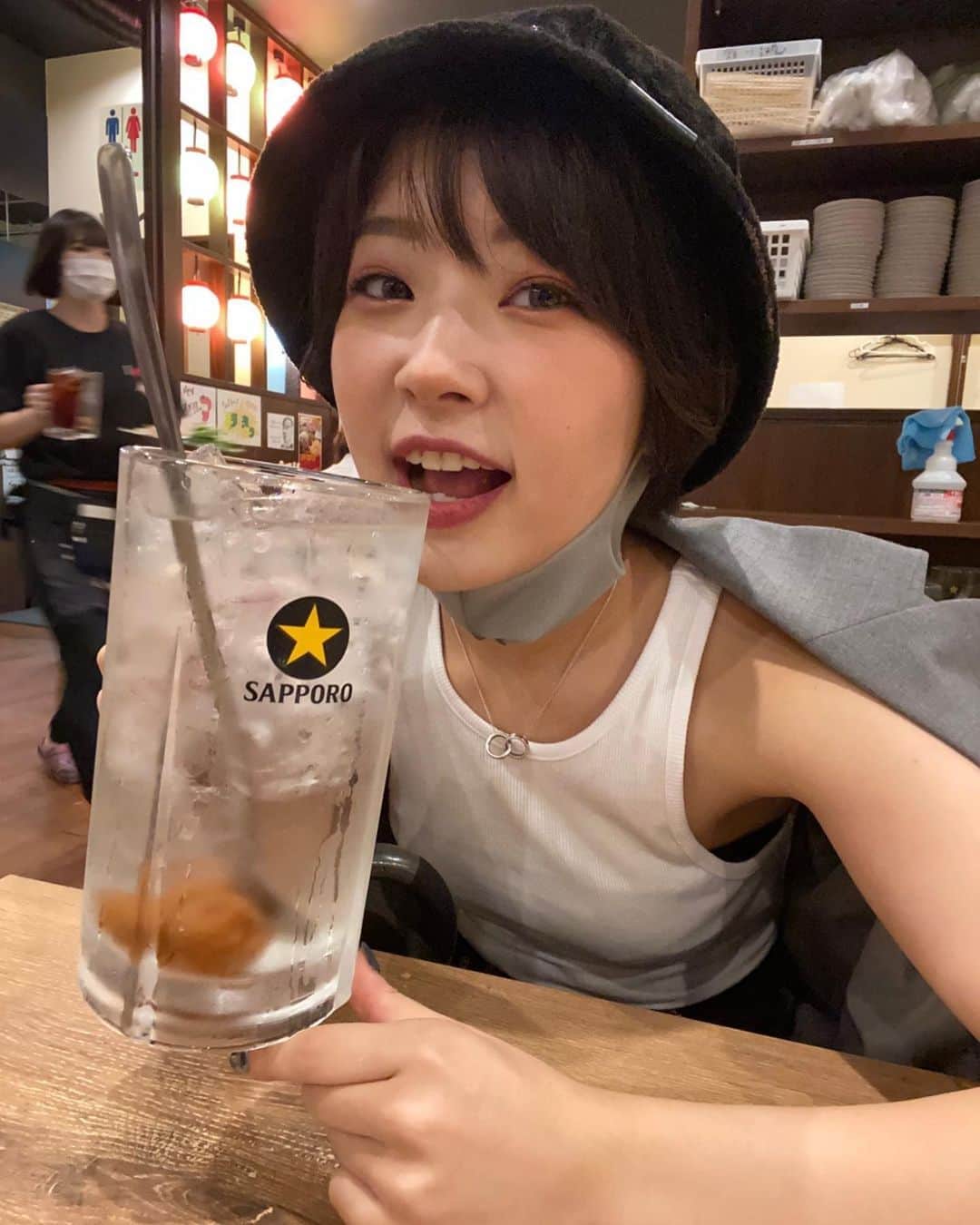 友田紗季のインスタグラム：「久しぶりにお酒飲んだ時の写真🤳  すごい幸せそう…😂 大きいの頼みました💪  #居酒屋デート  #お酒好き女子  #ミスコン #ミス立教」