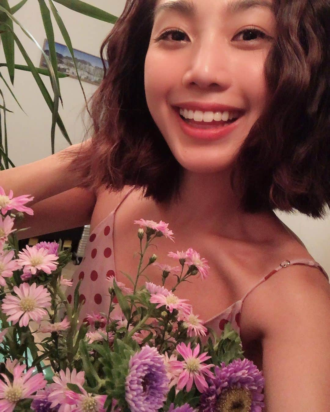 レスレイ・チアンさんのインスタグラム写真 - (レスレイ・チアンInstagram)「When your fiancé buys you flowers, and you take a million selfies of appreciation because you felt cute and oh so happy 🌸🌸🌸 I love you, my Almost-Husband @noahandgrey 💖 #selfie #fiance #flowers #home #iloveyou」9月22日 12時57分 - lesleychianglove