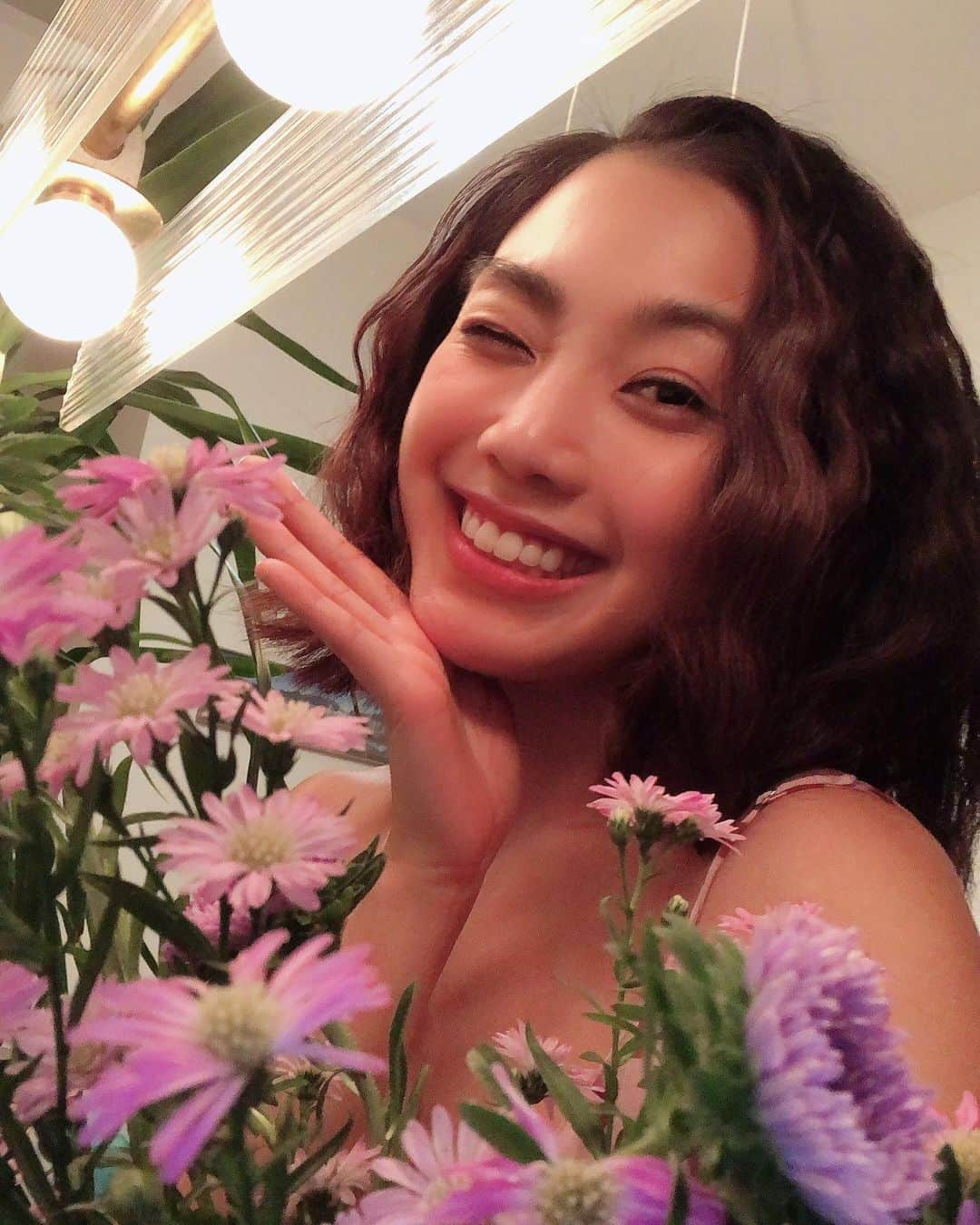 レスレイ・チアンさんのインスタグラム写真 - (レスレイ・チアンInstagram)「When your fiancé buys you flowers, and you take a million selfies of appreciation because you felt cute and oh so happy 🌸🌸🌸 I love you, my Almost-Husband @noahandgrey 💖 #selfie #fiance #flowers #home #iloveyou」9月22日 12時57分 - lesleychianglove