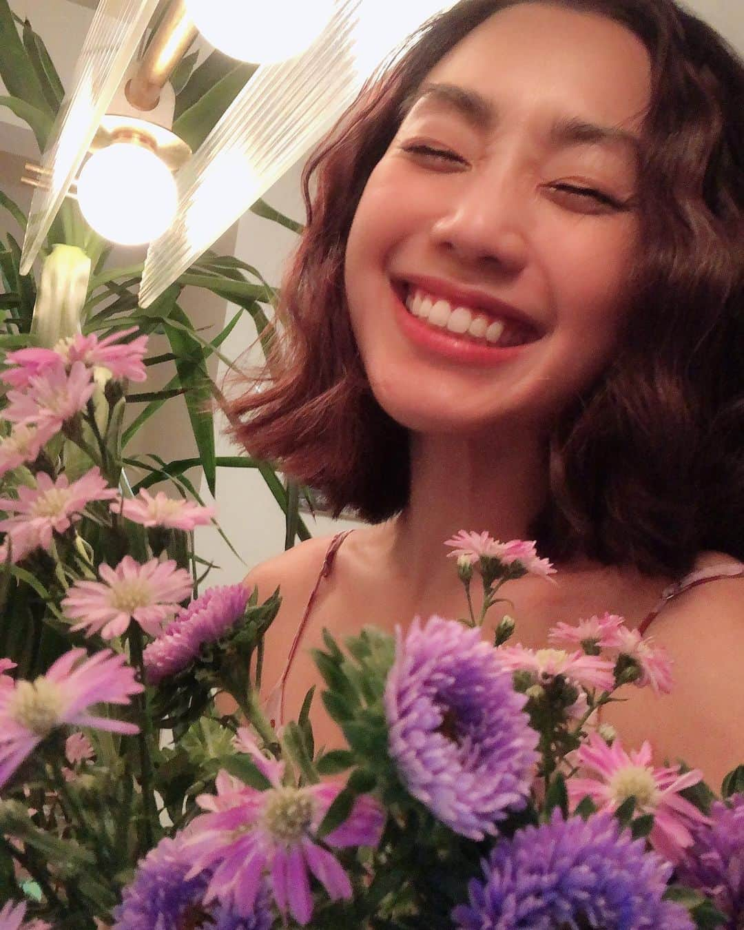 レスレイ・チアンさんのインスタグラム写真 - (レスレイ・チアンInstagram)「When your fiancé buys you flowers, and you take a million selfies of appreciation because you felt cute and oh so happy 🌸🌸🌸 I love you, my Almost-Husband @noahandgrey 💖 #selfie #fiance #flowers #home #iloveyou」9月22日 12時57分 - lesleychianglove