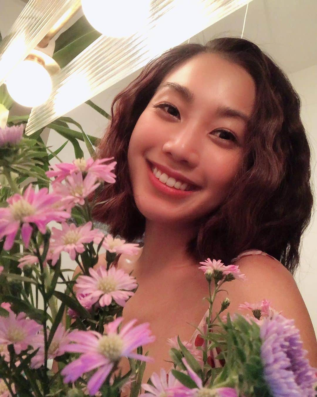 レスレイ・チアンさんのインスタグラム写真 - (レスレイ・チアンInstagram)「When your fiancé buys you flowers, and you take a million selfies of appreciation because you felt cute and oh so happy 🌸🌸🌸 I love you, my Almost-Husband @noahandgrey 💖 #selfie #fiance #flowers #home #iloveyou」9月22日 12時57分 - lesleychianglove