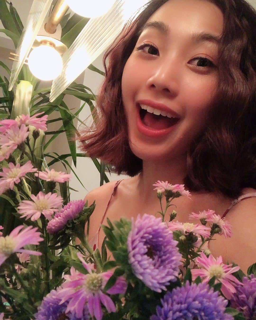 レスレイ・チアンさんのインスタグラム写真 - (レスレイ・チアンInstagram)「When your fiancé buys you flowers, and you take a million selfies of appreciation because you felt cute and oh so happy 🌸🌸🌸 I love you, my Almost-Husband @noahandgrey 💖 #selfie #fiance #flowers #home #iloveyou」9月22日 12時57分 - lesleychianglove