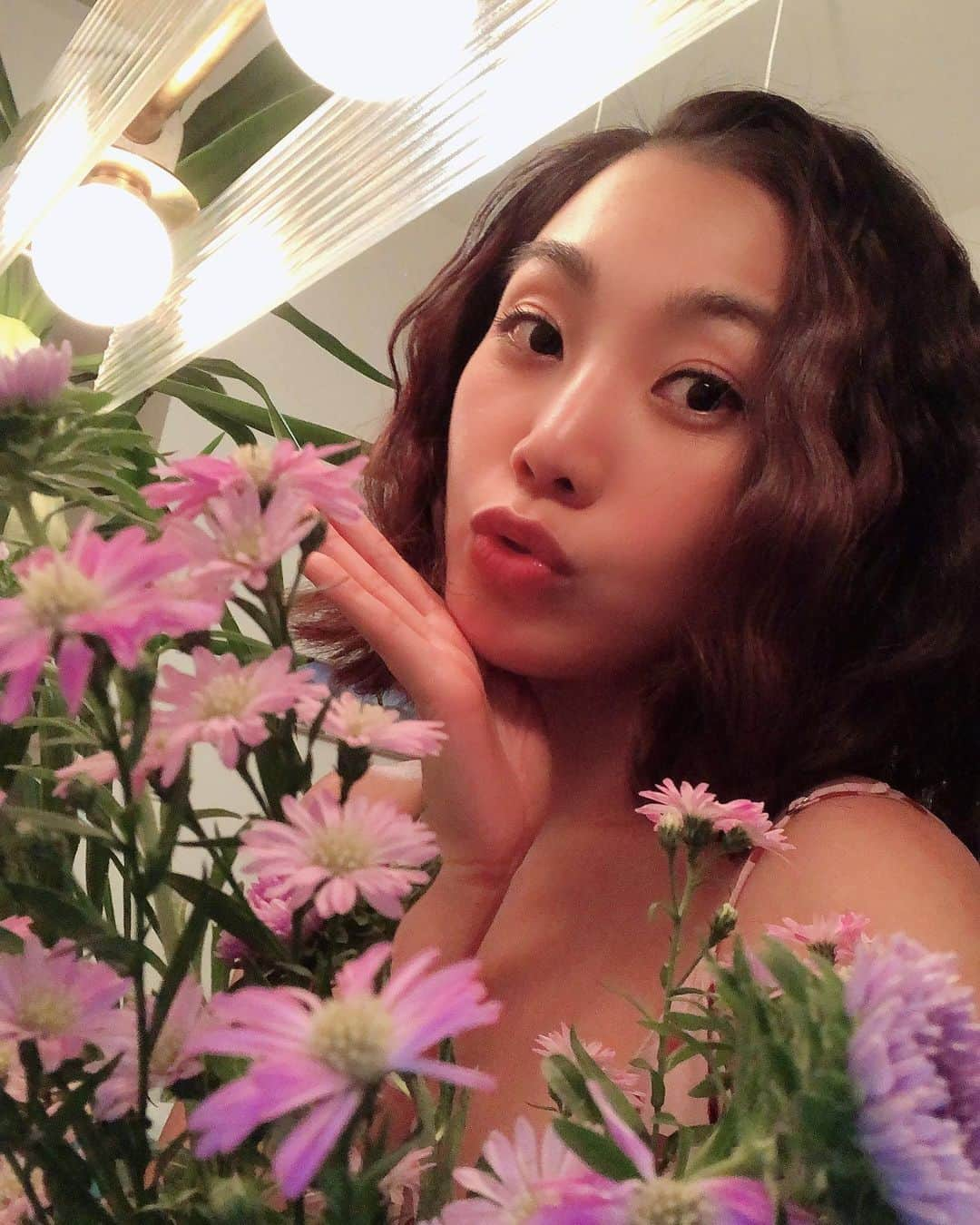 レスレイ・チアンさんのインスタグラム写真 - (レスレイ・チアンInstagram)「When your fiancé buys you flowers, and you take a million selfies of appreciation because you felt cute and oh so happy 🌸🌸🌸 I love you, my Almost-Husband @noahandgrey 💖 #selfie #fiance #flowers #home #iloveyou」9月22日 12時57分 - lesleychianglove