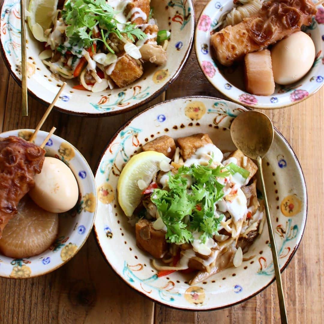 Atsukoのインスタグラム：「Today's lunch 2020.09.22 ･ ･ ヴィーガン照りマヨサラダ丼 おでん ･ ･ 涼しくなってきたのでおでん。笑  メインの丼は、お肉を使わないヴィーガン丼。ミールキットです。 鶏肉の代わりに厚揚げを使用！ それでも十分おいしい❤ ミールキットはoisixさんの。 パープルキャロットと言う、アメリカで人気のヴィーガンミールキットです。 20分であっという間に完成するこのキット。忙しいお母さんにピッタリ😋 味も美味しいので、是非1度お試し下さいませ✨✨」
