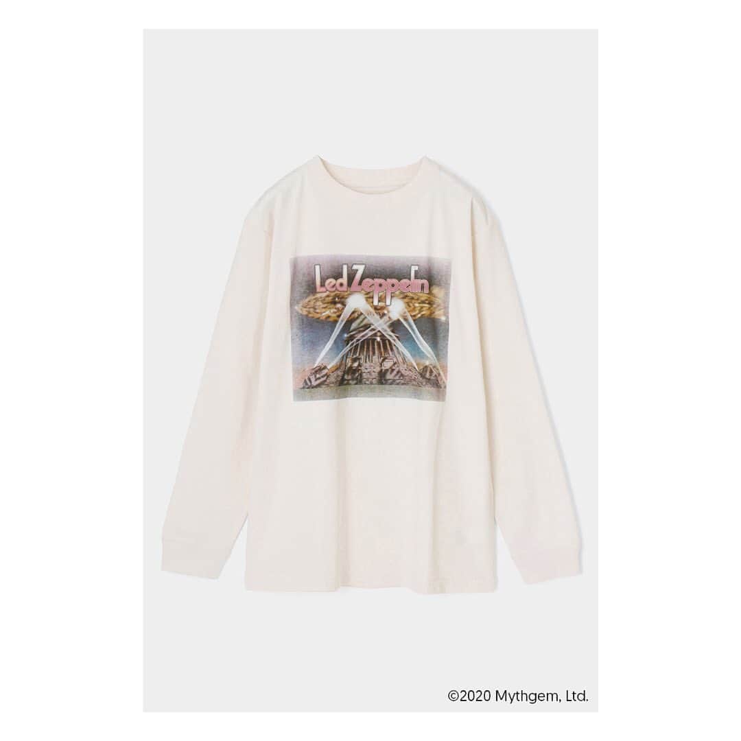 マウジーさんのインスタグラム写真 - (マウジーInstagram)「LED ZEPPELIN × MOUSSY 2020.9.25.fri Release ㅤㅤㅤㅤㅤㅤㅤㅤㅤㅤㅤㅤㅤ MOUSSYの個性であるヴィンテージ、メンズカルチャーからのインスピレーションを表現するスペシャルなコラボレーションが実現。 ㅤㅤㅤㅤㅤㅤㅤㅤㅤㅤㅤㅤㅤ ・LED ZEPPELIN Ⅱ LONG SLEEVE TEE(010DAQ01-5180) 1969年の2nd ALBUM “LED ZEPPELIN II” の見開きジャケットの内側に描かれたイラストレーター ”デヴィッド・ジュニパー David Juniper” による輝くフラッドライトと、4つの台座が付いたオリンピアの建物の上に金の飛行船のあるアートワークを使用したデザイン。 ㅤㅤㅤㅤㅤㅤㅤㅤㅤㅤㅤㅤㅤ 全国のMOUSSY店舗・SHEL'TTER WEB STOREにて9月25日(金)より発売開始。 #MOUSSY #LEDZEPPELIN ---------------------------------------------- LED ZEPPELIN 英国のロック・グループ。 略称は「ZEP」「ZEPP」(ゼップ)「LED ZEP」(レッド・ゼップ)と呼ばれる。 1968年に「レッド・ツェッペリン1」でデビュー。 その後12年にわたり世界で最も革新的な大物ロックバンドと広く認められる始まりとなる。 50年以上たった現在でも、レッド・ツェッペリンは音楽史の中で中心的役割を果たしてきた功績に対し、その栄誉をたたえられ続けている。   ハードロックの祖として語られることが多々あるが、レッド・ツェッペリンは他にもブルースからフォーク、トラッド、ファンク、インドや中近東系の音楽に影響を受けた楽曲など幅広くリリースしており、多様な音楽性を内包したバンドであった。   後進のミュージシャンたちからの人気が高いことで有名であり、フォロワーの数は著しく多く、後世の音楽にジャンルを超越した多大な影響を与え続けている。 日本で彼らのパフォーマンスは伝説的である。」9月22日 13時05分 - moussyofficial