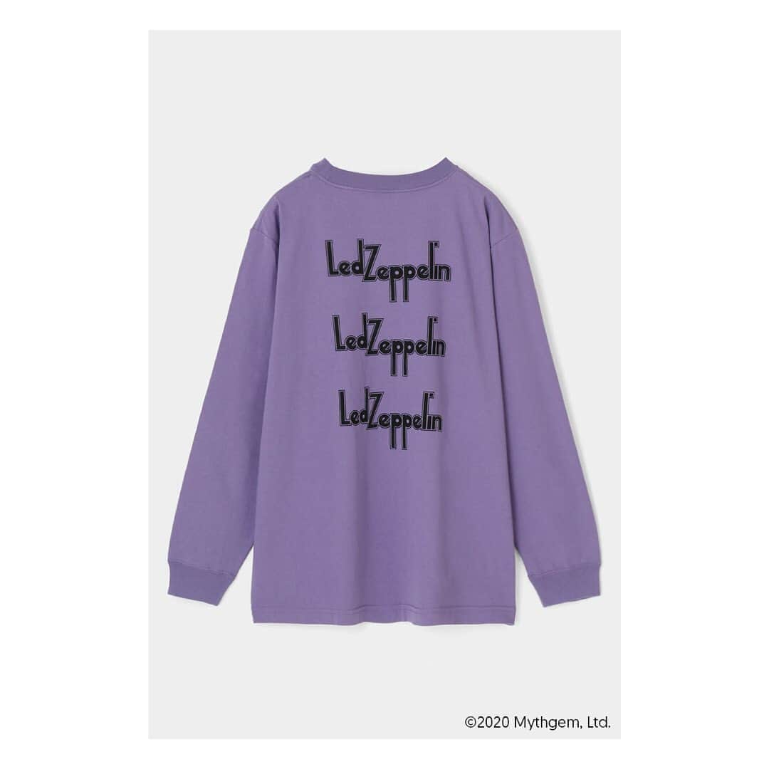 マウジーさんのインスタグラム写真 - (マウジーInstagram)「LED ZEPPELIN × MOUSSY 2020.9.25.fri Release ㅤㅤㅤㅤㅤㅤㅤㅤㅤㅤㅤㅤㅤ MOUSSYの個性であるヴィンテージ、メンズカルチャーからのインスピレーションを表現するスペシャルなコラボレーションが実現。 ㅤㅤㅤㅤㅤㅤㅤㅤㅤㅤㅤㅤㅤ ・LED ZEPPELIN Ⅱ LONG SLEEVE TEE(010DAQ01-5180) 1969年の2nd ALBUM “LED ZEPPELIN II” の見開きジャケットの内側に描かれたイラストレーター ”デヴィッド・ジュニパー David Juniper” による輝くフラッドライトと、4つの台座が付いたオリンピアの建物の上に金の飛行船のあるアートワークを使用したデザイン。 ㅤㅤㅤㅤㅤㅤㅤㅤㅤㅤㅤㅤㅤ 全国のMOUSSY店舗・SHEL'TTER WEB STOREにて9月25日(金)より発売開始。 #MOUSSY #LEDZEPPELIN ---------------------------------------------- LED ZEPPELIN 英国のロック・グループ。 略称は「ZEP」「ZEPP」(ゼップ)「LED ZEP」(レッド・ゼップ)と呼ばれる。 1968年に「レッド・ツェッペリン1」でデビュー。 その後12年にわたり世界で最も革新的な大物ロックバンドと広く認められる始まりとなる。 50年以上たった現在でも、レッド・ツェッペリンは音楽史の中で中心的役割を果たしてきた功績に対し、その栄誉をたたえられ続けている。   ハードロックの祖として語られることが多々あるが、レッド・ツェッペリンは他にもブルースからフォーク、トラッド、ファンク、インドや中近東系の音楽に影響を受けた楽曲など幅広くリリースしており、多様な音楽性を内包したバンドであった。   後進のミュージシャンたちからの人気が高いことで有名であり、フォロワーの数は著しく多く、後世の音楽にジャンルを超越した多大な影響を与え続けている。 日本で彼らのパフォーマンスは伝説的である。」9月22日 13時05分 - moussyofficial