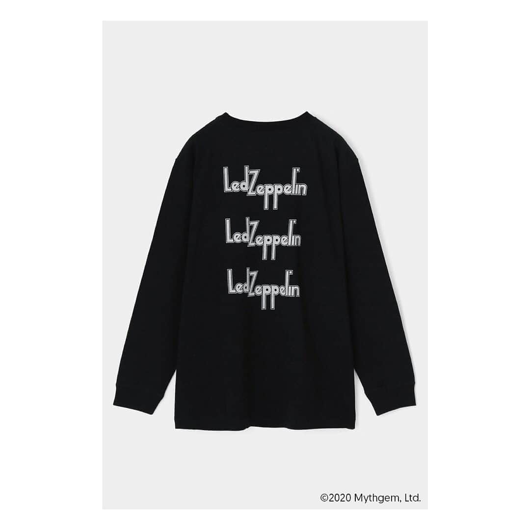 マウジーさんのインスタグラム写真 - (マウジーInstagram)「LED ZEPPELIN × MOUSSY 2020.9.25.fri Release ㅤㅤㅤㅤㅤㅤㅤㅤㅤㅤㅤㅤㅤ MOUSSYの個性であるヴィンテージ、メンズカルチャーからのインスピレーションを表現するスペシャルなコラボレーションが実現。 ㅤㅤㅤㅤㅤㅤㅤㅤㅤㅤㅤㅤㅤ ・LED ZEPPELIN Ⅱ LONG SLEEVE TEE(010DAQ01-5180) 1969年の2nd ALBUM “LED ZEPPELIN II” の見開きジャケットの内側に描かれたイラストレーター ”デヴィッド・ジュニパー David Juniper” による輝くフラッドライトと、4つの台座が付いたオリンピアの建物の上に金の飛行船のあるアートワークを使用したデザイン。 ㅤㅤㅤㅤㅤㅤㅤㅤㅤㅤㅤㅤㅤ 全国のMOUSSY店舗・SHEL'TTER WEB STOREにて9月25日(金)より発売開始。 #MOUSSY #LEDZEPPELIN ---------------------------------------------- LED ZEPPELIN 英国のロック・グループ。 略称は「ZEP」「ZEPP」(ゼップ)「LED ZEP」(レッド・ゼップ)と呼ばれる。 1968年に「レッド・ツェッペリン1」でデビュー。 その後12年にわたり世界で最も革新的な大物ロックバンドと広く認められる始まりとなる。 50年以上たった現在でも、レッド・ツェッペリンは音楽史の中で中心的役割を果たしてきた功績に対し、その栄誉をたたえられ続けている。   ハードロックの祖として語られることが多々あるが、レッド・ツェッペリンは他にもブルースからフォーク、トラッド、ファンク、インドや中近東系の音楽に影響を受けた楽曲など幅広くリリースしており、多様な音楽性を内包したバンドであった。   後進のミュージシャンたちからの人気が高いことで有名であり、フォロワーの数は著しく多く、後世の音楽にジャンルを超越した多大な影響を与え続けている。 日本で彼らのパフォーマンスは伝説的である。」9月22日 13時05分 - moussyofficial