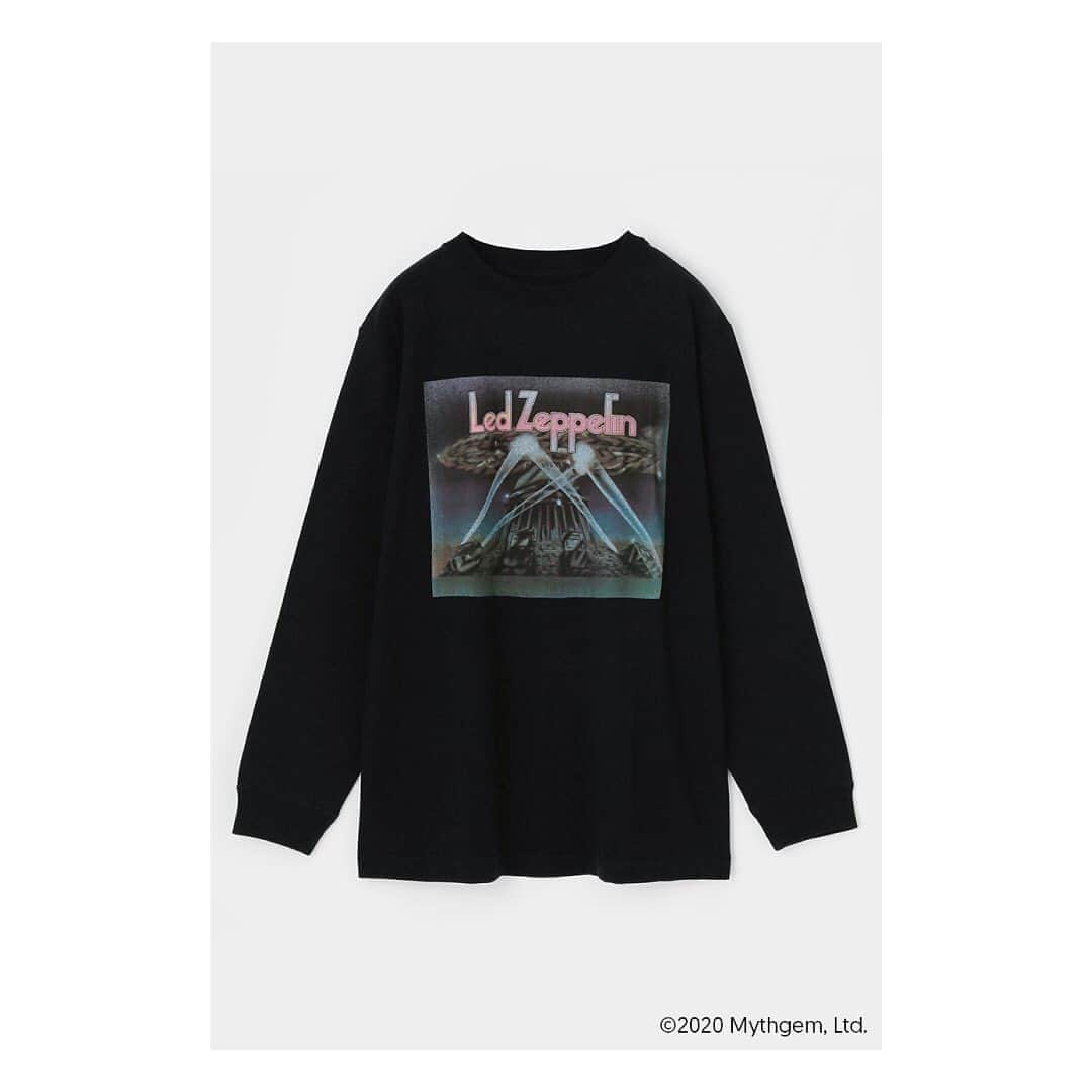 マウジーさんのインスタグラム写真 - (マウジーInstagram)「LED ZEPPELIN × MOUSSY 2020.9.25.fri Release ㅤㅤㅤㅤㅤㅤㅤㅤㅤㅤㅤㅤㅤ MOUSSYの個性であるヴィンテージ、メンズカルチャーからのインスピレーションを表現するスペシャルなコラボレーションが実現。 ㅤㅤㅤㅤㅤㅤㅤㅤㅤㅤㅤㅤㅤ ・LED ZEPPELIN Ⅱ LONG SLEEVE TEE(010DAQ01-5180) 1969年の2nd ALBUM “LED ZEPPELIN II” の見開きジャケットの内側に描かれたイラストレーター ”デヴィッド・ジュニパー David Juniper” による輝くフラッドライトと、4つの台座が付いたオリンピアの建物の上に金の飛行船のあるアートワークを使用したデザイン。 ㅤㅤㅤㅤㅤㅤㅤㅤㅤㅤㅤㅤㅤ 全国のMOUSSY店舗・SHEL'TTER WEB STOREにて9月25日(金)より発売開始。 #MOUSSY #LEDZEPPELIN ---------------------------------------------- LED ZEPPELIN 英国のロック・グループ。 略称は「ZEP」「ZEPP」(ゼップ)「LED ZEP」(レッド・ゼップ)と呼ばれる。 1968年に「レッド・ツェッペリン1」でデビュー。 その後12年にわたり世界で最も革新的な大物ロックバンドと広く認められる始まりとなる。 50年以上たった現在でも、レッド・ツェッペリンは音楽史の中で中心的役割を果たしてきた功績に対し、その栄誉をたたえられ続けている。   ハードロックの祖として語られることが多々あるが、レッド・ツェッペリンは他にもブルースからフォーク、トラッド、ファンク、インドや中近東系の音楽に影響を受けた楽曲など幅広くリリースしており、多様な音楽性を内包したバンドであった。   後進のミュージシャンたちからの人気が高いことで有名であり、フォロワーの数は著しく多く、後世の音楽にジャンルを超越した多大な影響を与え続けている。 日本で彼らのパフォーマンスは伝説的である。」9月22日 13時05分 - moussyofficial