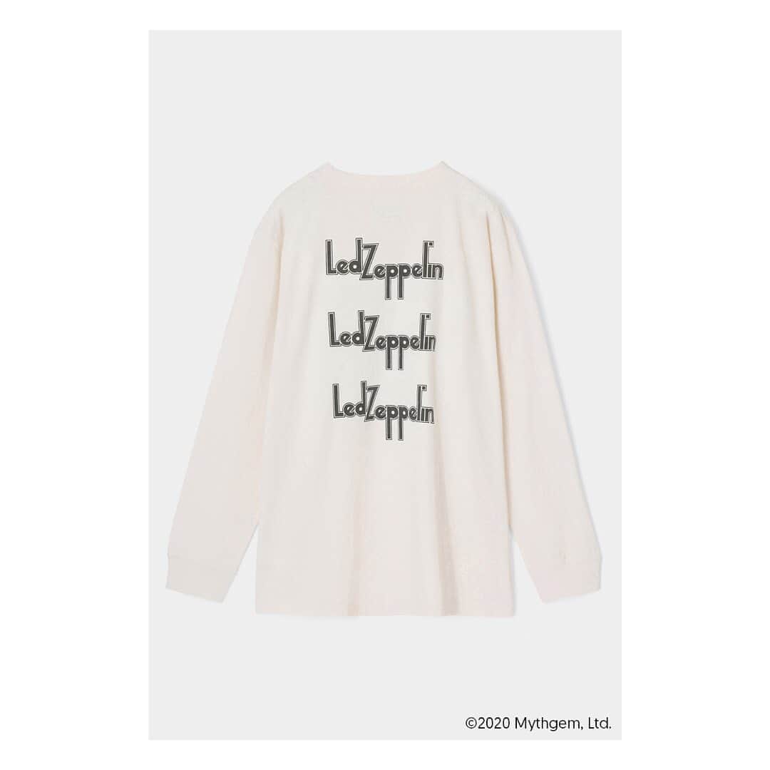 マウジーさんのインスタグラム写真 - (マウジーInstagram)「LED ZEPPELIN × MOUSSY 2020.9.25.fri Release ㅤㅤㅤㅤㅤㅤㅤㅤㅤㅤㅤㅤㅤ MOUSSYの個性であるヴィンテージ、メンズカルチャーからのインスピレーションを表現するスペシャルなコラボレーションが実現。 ㅤㅤㅤㅤㅤㅤㅤㅤㅤㅤㅤㅤㅤ ・LED ZEPPELIN Ⅱ LONG SLEEVE TEE(010DAQ01-5180) 1969年の2nd ALBUM “LED ZEPPELIN II” の見開きジャケットの内側に描かれたイラストレーター ”デヴィッド・ジュニパー David Juniper” による輝くフラッドライトと、4つの台座が付いたオリンピアの建物の上に金の飛行船のあるアートワークを使用したデザイン。 ㅤㅤㅤㅤㅤㅤㅤㅤㅤㅤㅤㅤㅤ 全国のMOUSSY店舗・SHEL'TTER WEB STOREにて9月25日(金)より発売開始。 #MOUSSY #LEDZEPPELIN ---------------------------------------------- LED ZEPPELIN 英国のロック・グループ。 略称は「ZEP」「ZEPP」(ゼップ)「LED ZEP」(レッド・ゼップ)と呼ばれる。 1968年に「レッド・ツェッペリン1」でデビュー。 その後12年にわたり世界で最も革新的な大物ロックバンドと広く認められる始まりとなる。 50年以上たった現在でも、レッド・ツェッペリンは音楽史の中で中心的役割を果たしてきた功績に対し、その栄誉をたたえられ続けている。   ハードロックの祖として語られることが多々あるが、レッド・ツェッペリンは他にもブルースからフォーク、トラッド、ファンク、インドや中近東系の音楽に影響を受けた楽曲など幅広くリリースしており、多様な音楽性を内包したバンドであった。   後進のミュージシャンたちからの人気が高いことで有名であり、フォロワーの数は著しく多く、後世の音楽にジャンルを超越した多大な影響を与え続けている。 日本で彼らのパフォーマンスは伝説的である。」9月22日 13時05分 - moussyofficial