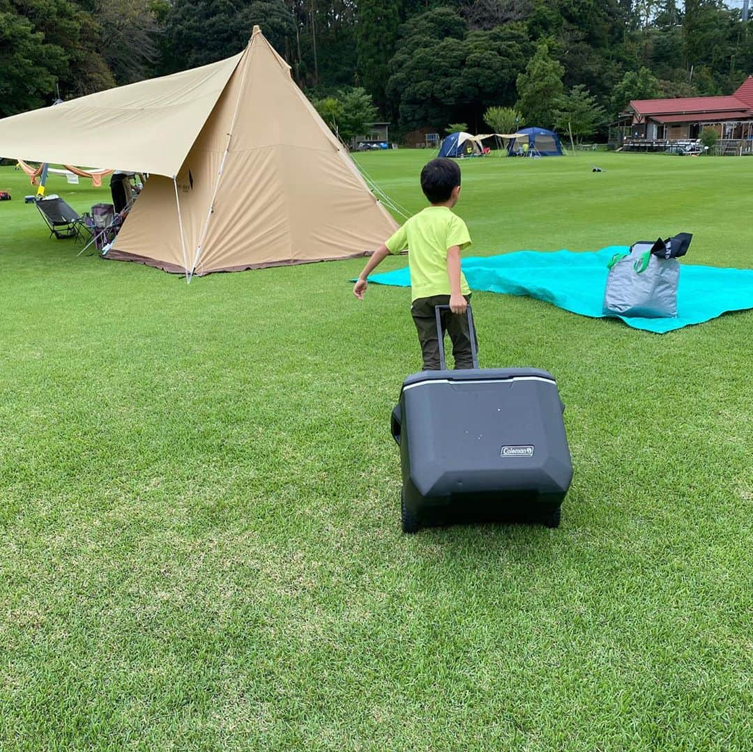 高橋志津奈さんのインスタグラム写真 - (高橋志津奈Instagram)「連休中日は久々のキャンプへ行ってきました！4家族いてワイワイ楽しいキャンプでした！ . とにかく大興奮で最初から最後まで遊び尽くしたチビ。とっても楽しそうで何より😆 . 夜中に雨が降ってどうなるかと思ったけど、朝には上がっていたので２日目も遊び尽くして楽しそうでした！ . 空気で入れるテントは初めて使ったけど簡単にできてよかった！チビもペグ打ち手伝ったり、最初はちゃんとテント完成までしっかりお手伝いしてました！成長したなー。私よりも重いもの運んでたしw . 今回は写真撮るの忘れたけどタイカレー作ったり、子供にはハンバーグ焼いて食べさせたり。大人は持ち寄りで色々食べれて美味しかったな😊 . @ena1123 エナちゃんが持ってきてくれて、夜は少し雨降ったけどみんなで映画タイム。これ最高！ . 私のレアな動画ももらったので一応記録に😅みんなにレアと言われたwww. . とにかくサッカーを教えてもらえたのが楽しかったみたいだからたかしさんに感謝！  . 私のキャンプの服装を色々聞かれましたが、FORMEが大活躍！雨降るかもな予報だったので、水際用に作ったレギンスを履いて、ビッグTに、FORMEの帽子は日焼けに防止にも、雨避けにも両立するなと思ったら大活躍！寒くなったら去年の秋冬のパーカーを羽織って、雨が降ったら防水のアウターを着ました！と、FORMEだらけ😅 やっぱりちょー使えるート実感😂😂もちろん携帯ストラップはキャンプなのでパラコードに変えて使いましたー！本当に使いやすい✨✨ . 今日は片付けに追われてます😅 . #キャンプ2020 #キャンプの記録 #チビの成長記録」9月22日 13時09分 - shizunan