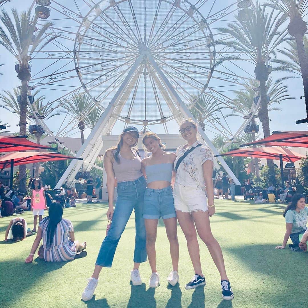 カリッサ・ムーアのインスタグラム：「A little glimpse of normal ☺️ Shopping with the girls @caylakmoore @vaihitimahana @leihookano ❤️❤️」
