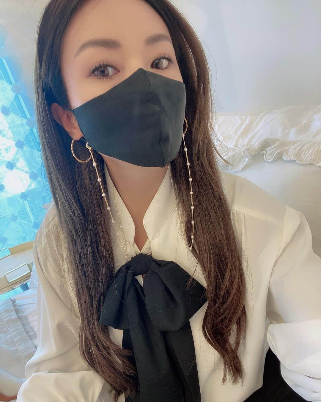 福王寺彩野さんのインスタグラム写真 - (福王寺彩野Instagram)「久しぶりのロングヘア❤︎期間限定❤︎ @ankhcross_harajuku の玉手さん @tamako_tamako にお願いしました🙏✨ @ankhcross_official ✨  カラーは @shima__harajuku の @kannou さん、カットは @air_lovest の金丸さん @marumaru5528 💇‍♀️✨  先日 @jeanaharbor で @tatsu_1112_ くんに根元の髪質改善お願いしたのでボリュームも出にくくてケアが楽です😊  毛量多すぎるのでドライヤーは大変だけど😂🌪 コムニョンとパクミニョンの黒髪ロング見てモチベーション保ってしばし頑張りたいと思います🤣🙏💖笑  ピアスは @ahkah_official のビリーブフープグランピアス💫  👉リボンブラウスはしーちゃん @mutoshizuka0204 が着てて一目惚れした @radychan_no_insta のものです🎀  写真3枚めのシルクマスク＆マスクチェーンは @_estella.k_ のものでお気に入り🖤  #newhair #hairextension #ankhcross #エクステ #ロングヘア #ロアエクステジョーカー #サイコだけど大丈夫 #コムニョン #キム秘書はいったいなぜ #パクミニョン になりたいw #オルチャンヘア #黒髪 #秋ヘア #アンククロス #ootd #ボウタイブラウス #リボン #ブラウス #Rady #フープピアス #AHKAH #アーカー #マスク #estellak #モノトーンコーデ #秋服」9月22日 13時22分 - ayano_fukuoji