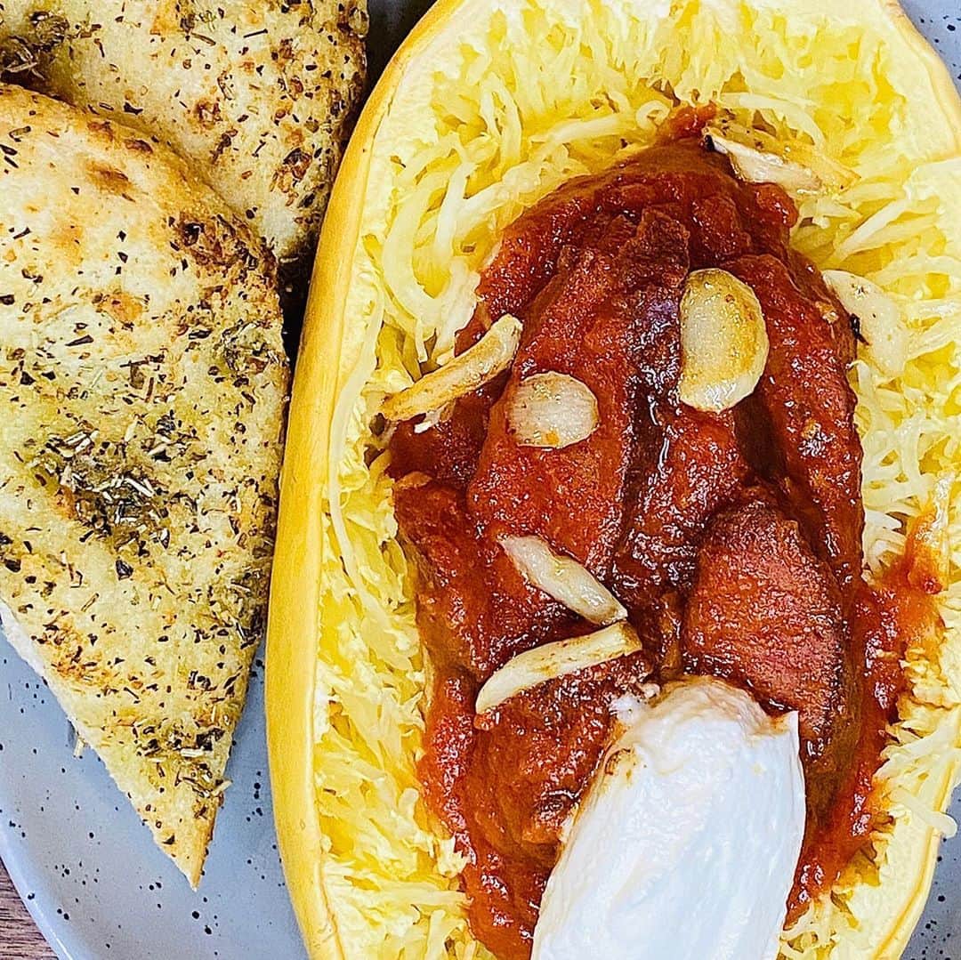 ケリスのインスタグラム：「Spaghetti squash , high in fiber and antioxidants so it’s perfect for this snap back mission . Simple Sicilian gravy , heirloom tomatoes , little olive oil , smoked jalapeño salt , and red wine, beef sausage and fried garlic topped with farm Riccota. Quick flat bread brushed with basil infused olive oil and garlic herb seasoning @bountyandfull it’s a lifestyle」