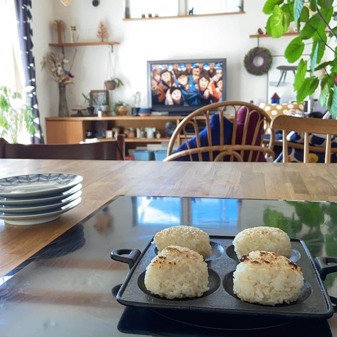 taira0428のインスタグラム：「仕事から帰ってすぐにお昼ご飯作り ・ ・ この前友達と行った居酒屋で食べた焼きおにぎりが美味しくて。。 食べ損なった長男が拗ねてたので作ってあげました ・ ・ ・ 何度見たかわからないキングダム また見てる…」