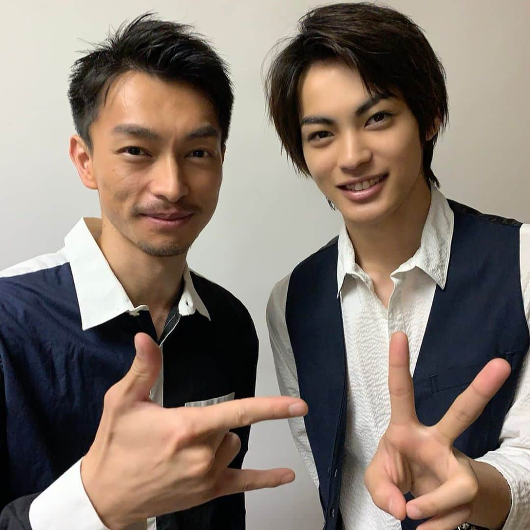 【公式】キワドい2人-K2-さんのインスタグラム写真 - (【公式】キワドい2人-K2-Instagram)「2話のゲスト #遠藤雄弥 さんと #神尾楓珠 さん。 二人で協力して、Ｋ２ポーズ🤘✌️ ﻿ #tbs #金曜ドラマ﻿ #キワドい２人 #Ｋ２ ﻿ #山田涼介 ﻿ #田中圭﻿ #関水渚 ﻿ #ジェシー #SixTONES﻿ #奥山かずさ #江口のりこ #六角精児﻿ #八嶋智人 ﻿ #椎名桔平﻿ #最強凸凹バディ﻿ #兄弟﻿ #池袋署 #強行犯係 #神崎黒木﻿ #もう一つの兄弟﻿ #ブロマンス﻿ #3話は9月25日」9月22日 13時36分 - kiwadoik2_tbs