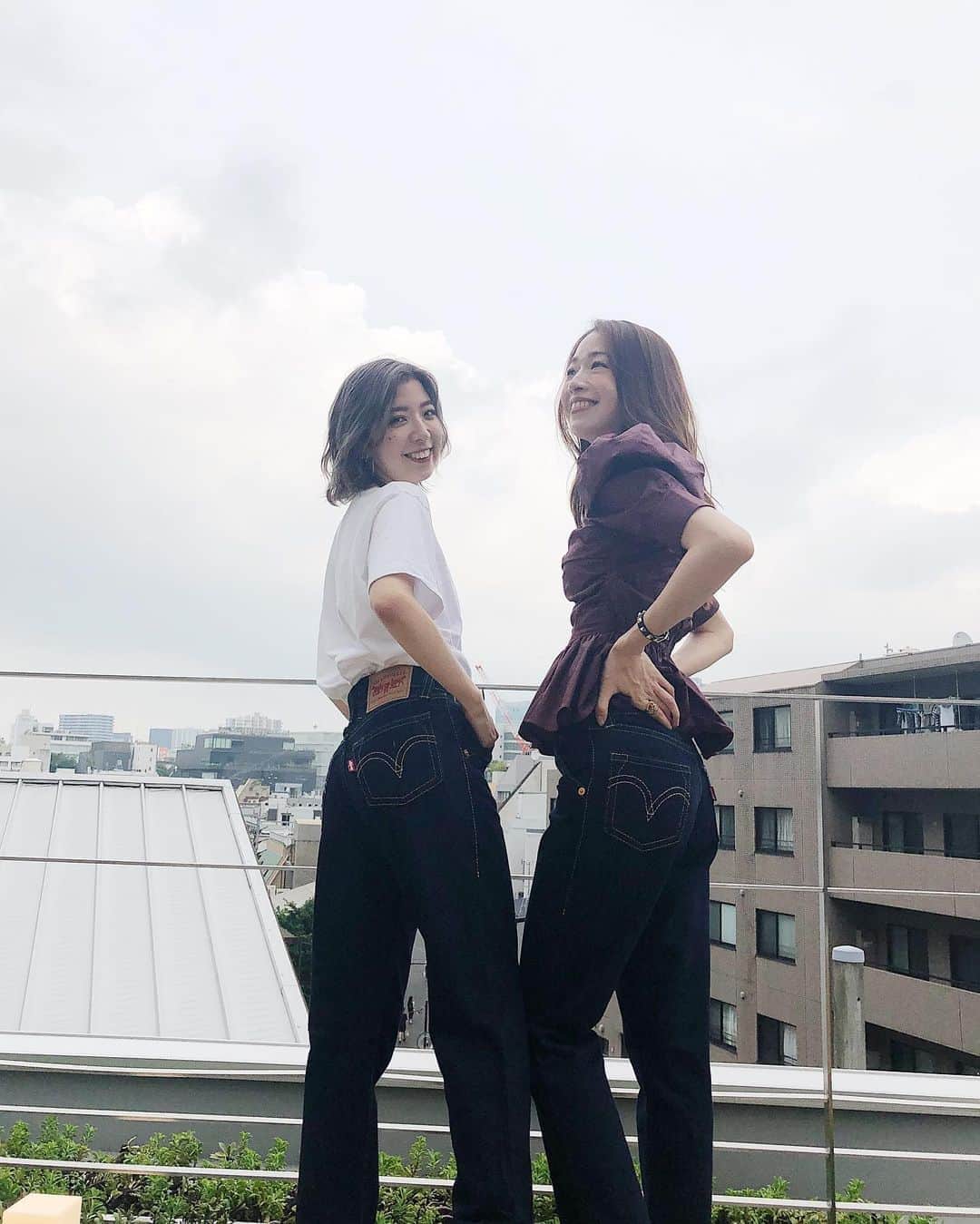 石井亜美さんのインスタグラム写真 - (石井亜美Instagram)「🖤 . この秋のデニムは君に決めた！！ 姉妹で @levis_japan のTYPE1ジーンズ！ with @miriishii . ステッチが際立つお尻のデザインが特にお気に入り！ 18年ぶりに今っぽく生まれ変わって再登場だそう📝 . ゆるめのシルエットでハイウエストなので 履いていて楽チンなのも良い。すでにヘビロテ。 公式の写真みたいに、白ソックス×黒ヒールで履く 合わせ方も取り入れてみたいなぁ😋 . 📸　by @jhattcha . . #levis #type1 #デニム　#リーバイス　#デニムファッション　#デニムコーデ」9月22日 13時37分 - ami_ishii_