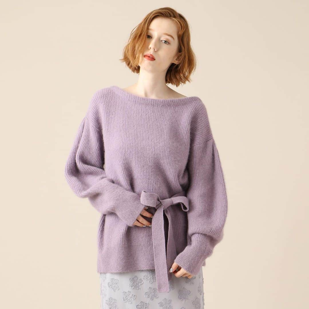 デイシーさんのインスタグラム写真 - (デイシーInstagram)「10月入荷アイテム💜  ▶︎FOX knitpullover 　¥16,000+tax color:ivory,moca,pink,lavender ※ivoryは後日入荷致します。  大きめにあいた首もとが デコルテを綺麗に魅せ、 女性らしい印象に♡ たっぷりとったボリューム スリーブに少し長めの丈 でヒップも隠してくれます✨ ウエストリボンでキュッと 結ぶとメリハリある 着こなしが叶います💁🏼‍♀️  @deicy_official  #deicy #deicypress #mecouture #2020 #preorder #autumn #knit #love #fashion #newarrivals #デイシー #ミークチュール #ファッション #ガーリー #秋服 #秋 #ラベンダー #ピンク#モカ #アイボリー#ニット  #ふわふわ  #先行予約#新作」9月22日 13時37分 - deicy_official