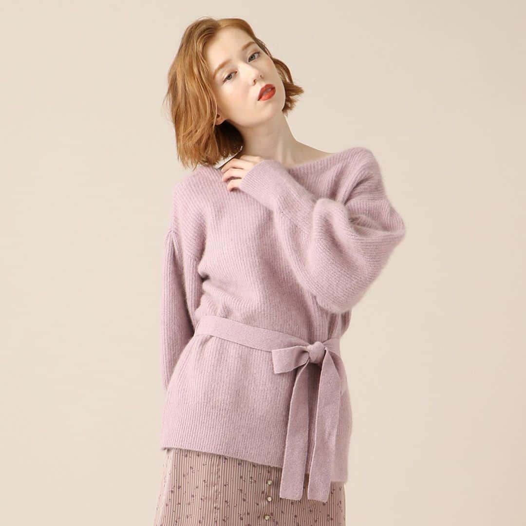 デイシーさんのインスタグラム写真 - (デイシーInstagram)「10月入荷アイテム💜  ▶︎FOX knitpullover 　¥16,000+tax color:ivory,moca,pink,lavender ※ivoryは後日入荷致します。  大きめにあいた首もとが デコルテを綺麗に魅せ、 女性らしい印象に♡ たっぷりとったボリューム スリーブに少し長めの丈 でヒップも隠してくれます✨ ウエストリボンでキュッと 結ぶとメリハリある 着こなしが叶います💁🏼‍♀️  @deicy_official  #deicy #deicypress #mecouture #2020 #preorder #autumn #knit #love #fashion #newarrivals #デイシー #ミークチュール #ファッション #ガーリー #秋服 #秋 #ラベンダー #ピンク#モカ #アイボリー#ニット  #ふわふわ  #先行予約#新作」9月22日 13時37分 - deicy_official