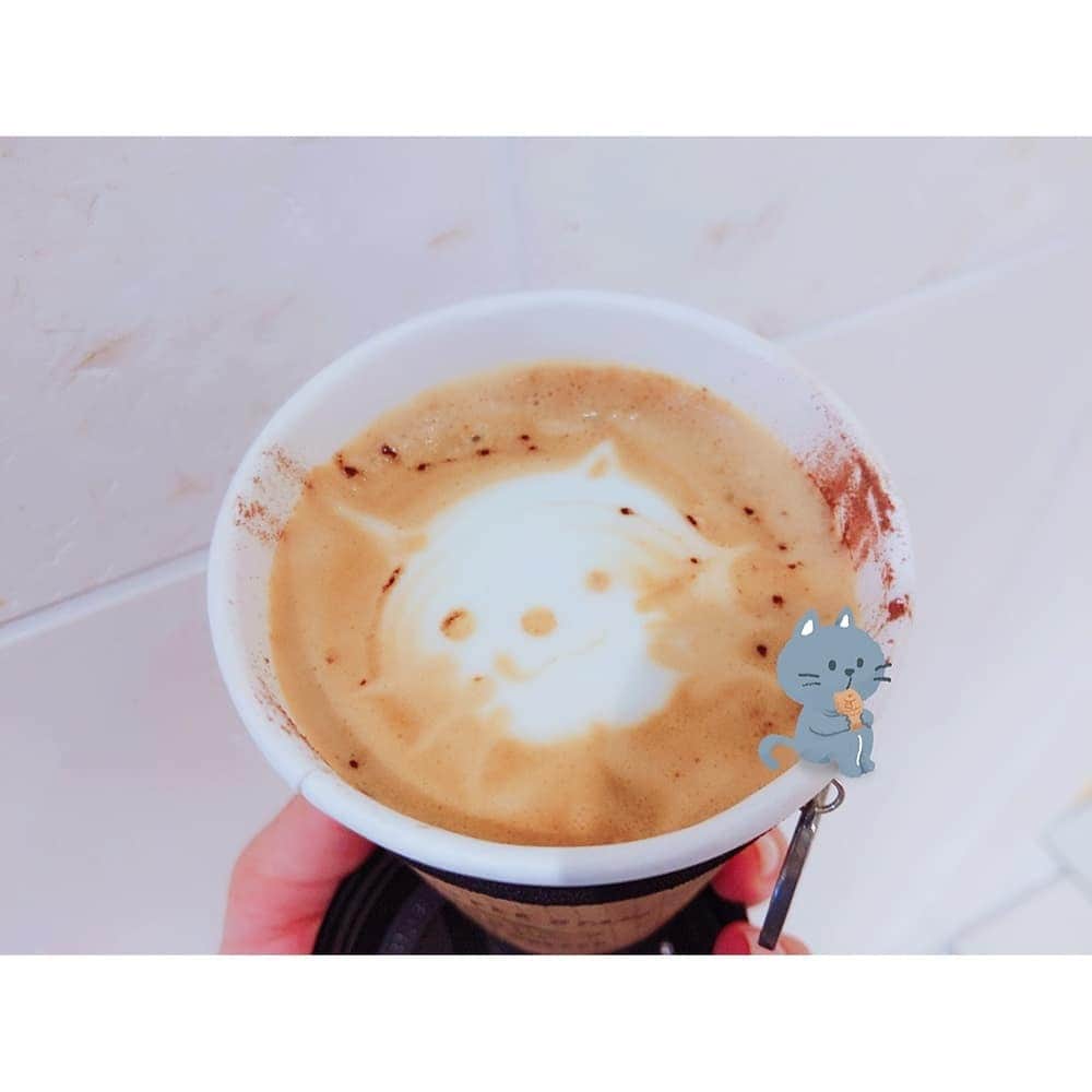 片瀬美月のインスタグラム：「𖠚ᐝ * * * いつも行くコーヒーショップのお姉さん、 今日はいつもよりゆっくりだなって思ってたら ラテアートしてくれてました( ´•̥ ·̫ •̥` ) 「次に時間があったらポケモンに挑戦しますっ(ง˶ •̀ ̬•́˶)ง」 って言ってくれた… 通うしかない……（ ;ᯅ; )♥ * * * 𖠚ᐝ #coffee  #coffeelover  #bondsroastcoffee  #ラテアート  #latteart」