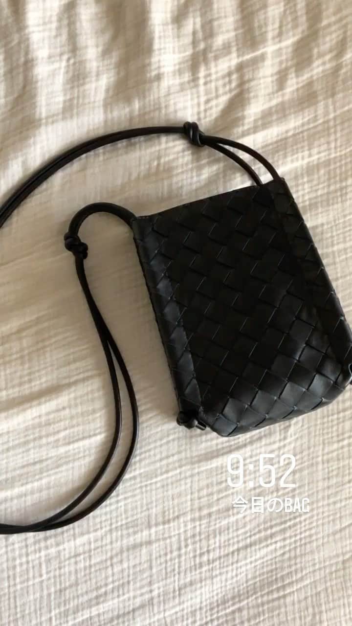 野尻美穂のインスタグラム：「出かける時、旦那さんがいる時は私は手ぶらで😌 抱っこも出来るしショルダーが大活躍👌 #bottegaveneta  #commedesgarcons  #future  #ママコーデ」