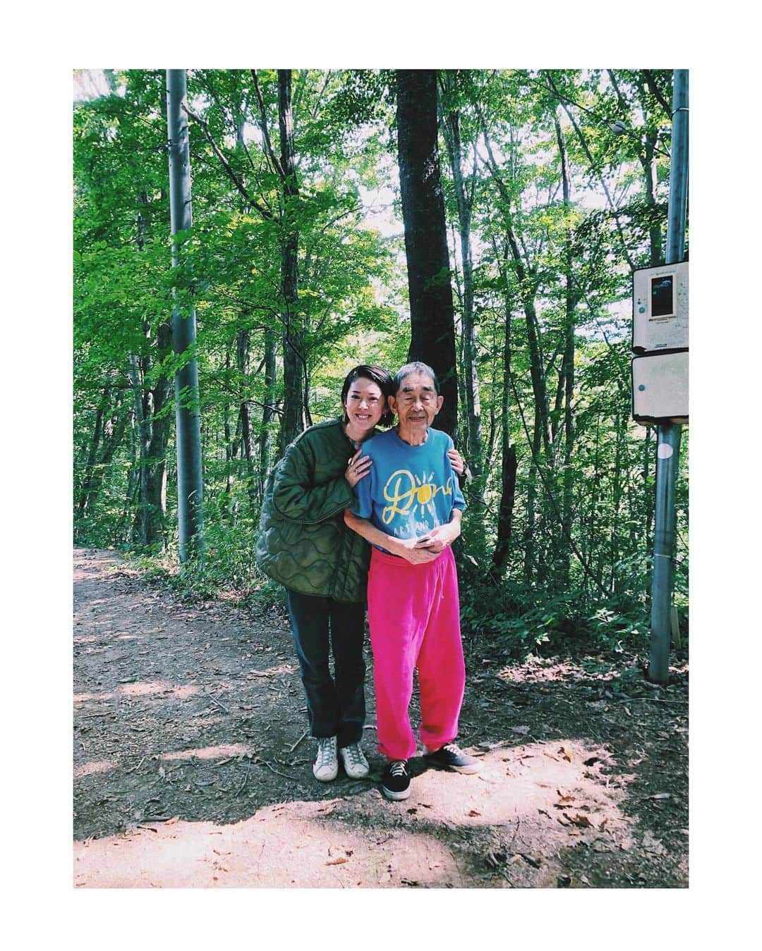 花楓さんのインスタグラム写真 - (花楓Instagram)「自然と温泉で充電完了。  旅先で奇跡の出会い。 GKデザインの創立者である 曽根さん御夫妻に出会い、 お宅にまでお招きして頂き、 まるで元旦のような温かい空気 に包まれた時間でした。  GKデザインの本を見せて頂き ながら、曽根さんの作った作品、 歴史を丁寧にお話しして下さい ました。  素敵過ぎたお家。 設計図から部屋の隅々まで 案内してくれました。  言葉にまとめるのが難しい くらい何かが私に落ちました。  貴重なお時間をありがとう ございました。  #曽根さんのピンクがイカし過ぎてる #コーディネート大好きです #曽根さんは #キッコーマンの醤油のデザインをされた方 #他にも説明しきれないほどの私達が知っているデザインを手がけてきた巨匠です #温かい人柄に終始泣きそうになっていた私(抑えるのに必死) #また逢いにゆきます」9月22日 13時45分 - _caede_