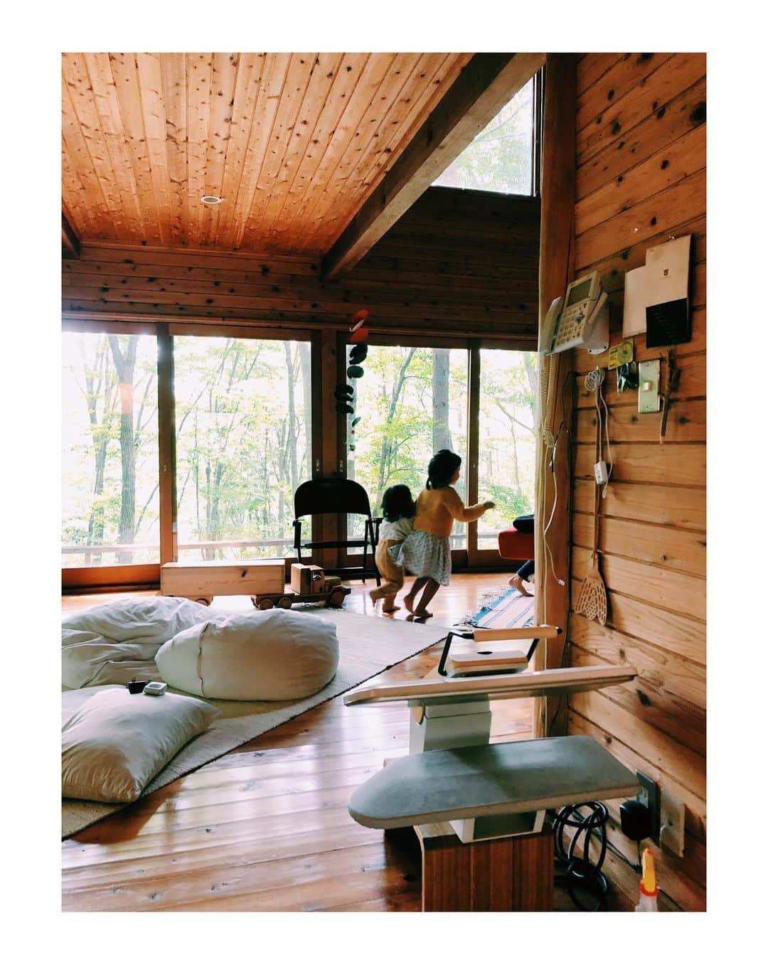 花楓さんのインスタグラム写真 - (花楓Instagram)「自然と温泉で充電完了。  旅先で奇跡の出会い。 GKデザインの創立者である 曽根さん御夫妻に出会い、 お宅にまでお招きして頂き、 まるで元旦のような温かい空気 に包まれた時間でした。  GKデザインの本を見せて頂き ながら、曽根さんの作った作品、 歴史を丁寧にお話しして下さい ました。  素敵過ぎたお家。 設計図から部屋の隅々まで 案内してくれました。  言葉にまとめるのが難しい くらい何かが私に落ちました。  貴重なお時間をありがとう ございました。  #曽根さんのピンクがイカし過ぎてる #コーディネート大好きです #曽根さんは #キッコーマンの醤油のデザインをされた方 #他にも説明しきれないほどの私達が知っているデザインを手がけてきた巨匠です #温かい人柄に終始泣きそうになっていた私(抑えるのに必死) #また逢いにゆきます」9月22日 13時45分 - _caede_