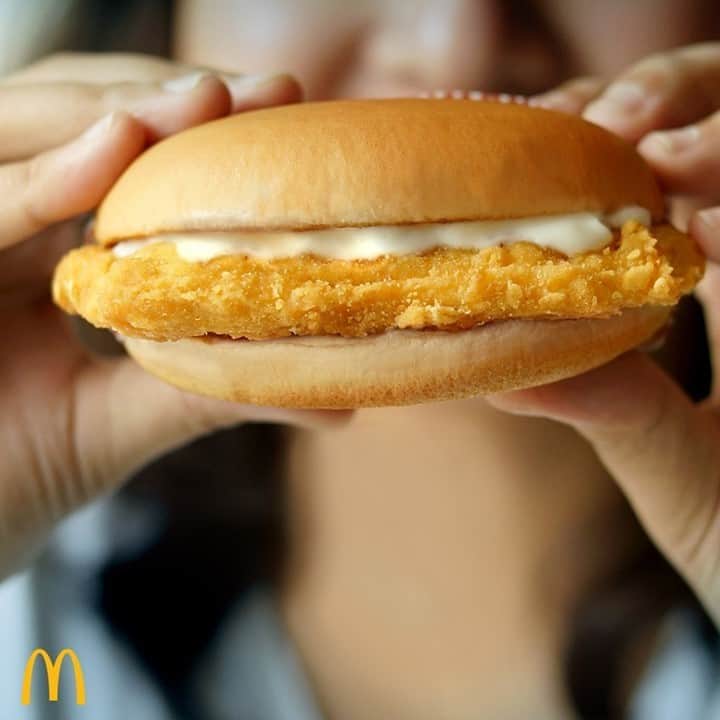 McDonald's Philippinesのインスタグラム：「Looking for something filling? 🤔 Get a FREE McCrispy Chicken Sandwich with orders P350 and up through the McDelivery PH App.」