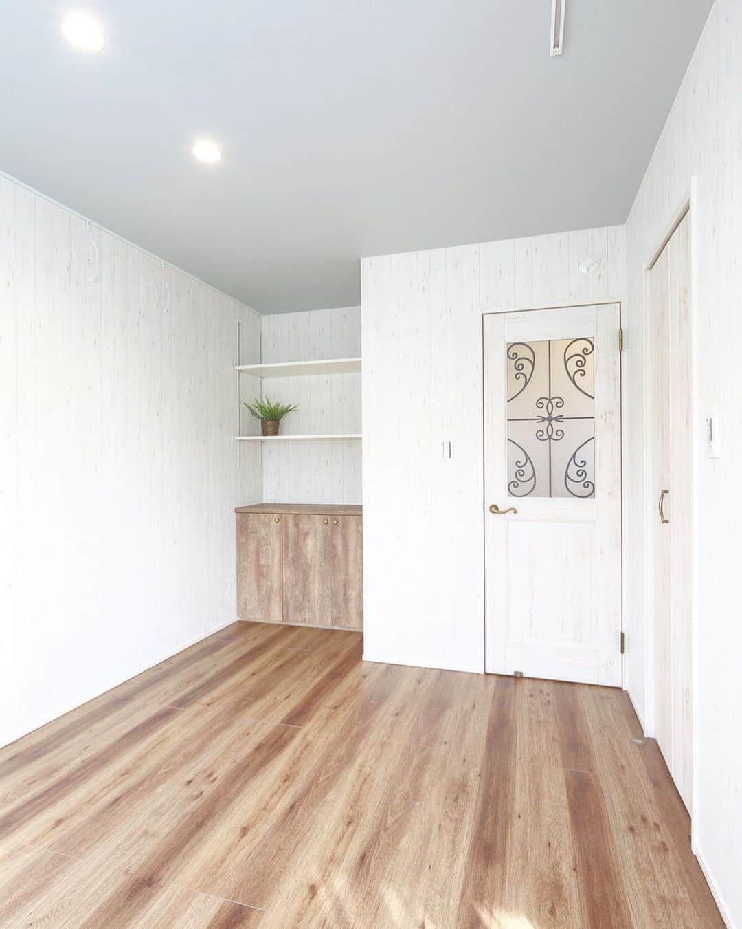 デザオ建設さんのインスタグラム写真 - (デザオ建設Instagram)「アンティーク調の建具🚪﻿ ﻿ 白の木目調のアンティークの建具﻿ とってもかわいいですね🤍﻿ 建具の色と柄に合わせた壁紙で統一感があり、﻿ 白を基調てしているのでお部屋のインテリアも﻿ 選びやすくお部屋作りが楽しくなりそう🥰﻿ ﻿ ﻿ @dezao_kensetsu﻿ ﻿ ﻿ オンライン相談会もしております💻﻿ ご自宅から、家づくりのお悩みを﻿ ご相談いただけます🙌﻿ プロフィール下のリンク﻿ URLよりお気軽にお申し込みください🍀﻿ .﻿ .﻿ .﻿ #注文住宅 #マイホーム #インテリア #新築 ﻿ #リフォーム #リノベーション #家 #住宅 ﻿ #工務店 #マイホーム計画 #施工事例 ﻿ #新築一戸建て #一戸建て #デザオ建設 ﻿ #京都の注文住宅 #設計#家づくり#interior #house #design ﻿ #部屋 #女子部屋 #子供部屋 #部屋作り﻿ #部屋作り#シンプル #木目調 ﻿ #木目調クロス #白い部屋」9月22日 13時59分 - dezao_kensetsu