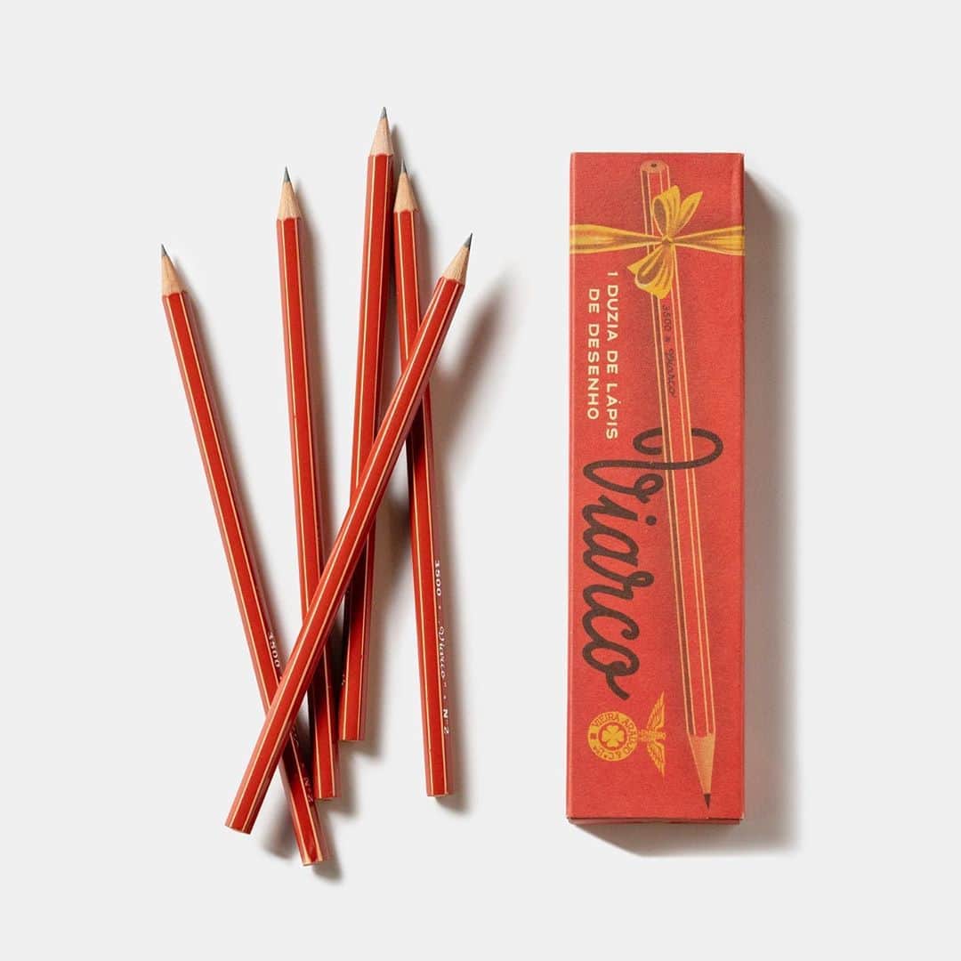 TOOLS to LIVEBY / 禮拜文房具のインスタグラム：「.  以紅色作為主要筆身顏色的Viarco 3500復古鉛筆，六角邊緣佐以米白色細線，整體設計簡潔鮮明；精簡的筆身文字更能感受到六角鉛筆扎實的持握手感，且其重量是復古鉛筆款中最輕的，因此適合長時間頻繁使用，是款能感受到淡雅木質香氣、簡單純粹的復古鉛筆。」