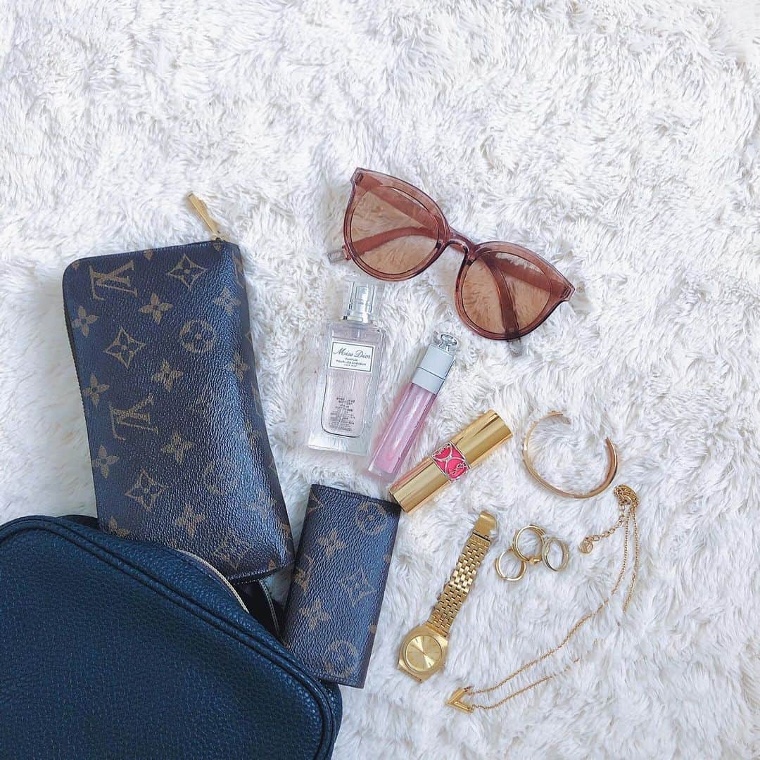 HIKARIのインスタグラム：「.﻿ ﻿ 🕶🤎﻿ ﻿ ﻿ ﻿ #アクセサリーはゴールド派です」