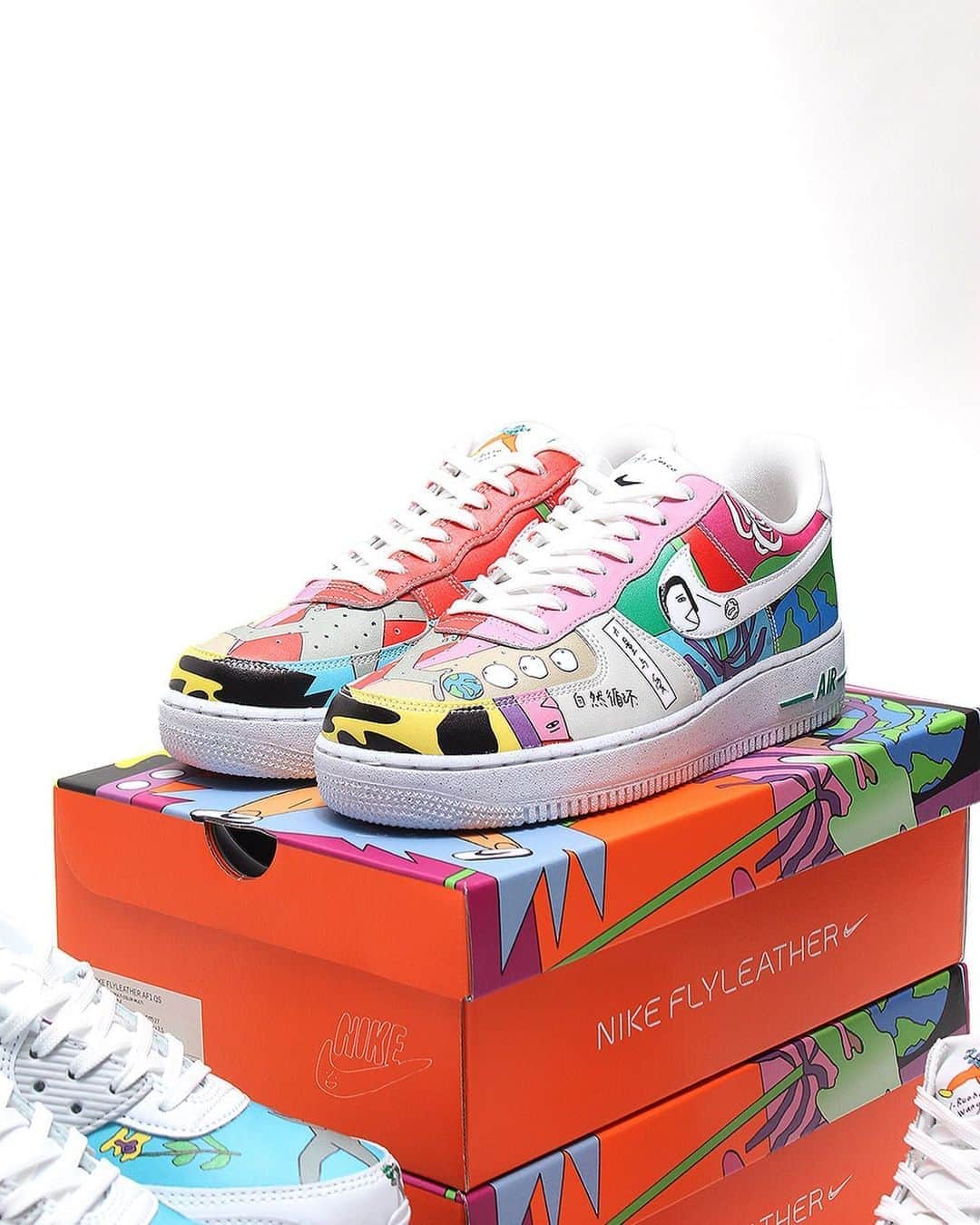 A+Sのインスタグラム：「2020. 9. 24. (thu) in store  ■NIKE FLYLEATHER AF1 QS COLOR : WHITE SIZE : 26.0cm - 29.0cm PRICE : ¥11,000 (+TAX)  ベルリンを拠点に活躍するアーティスト、ローハン・ワン（王若晗）による鮮やかなデザイン。時代を超えたエア フォース 1のシルエットに融合させ、不朽のクラシックシューズがクリエイティブに変身した。アッパーはそれのこと、一新されたシュータンのタグ、ヒールタブ、インソールもマルチカラーの非対称なイラストで彩られている。自然をイメージしたデザインが称えているのは、サステナブル素材のフライレザー。天然皮革の繊維を50％以上リサイクルした最先端のマテリアルだ。一足ごとにカラフルなグラフィックが描かれた特別仕様のボックスで届き、遊び心に満ちた交換用シューレースも付属している。  Vivid design by Berlin-based artist Rohan Wang. Fused with the timeless silhouette of the Air Force  1, the timeless classic shoes have been transformed into a creative one. The upper is that, and the redesigned tongue tag, heel tab, and insole are also decorated with multi-colored asymmetrical illustrations. The design inspired by nature is praised for its sustainable fly leather. It is a state-of-the-art material made by recycling more than 50% of natural leather fibers. It arrives in a special box with colorful graphics on each pair and comes with a playful replacement shoelace.  #a_and_s #NIKE #NIKEAIR #NIKEAIRFORCE #NIKEAIRFORCE1 #NIKEFLYLEATHER #NIKEFLYLEATHERAF1 @ruo_han_wang」