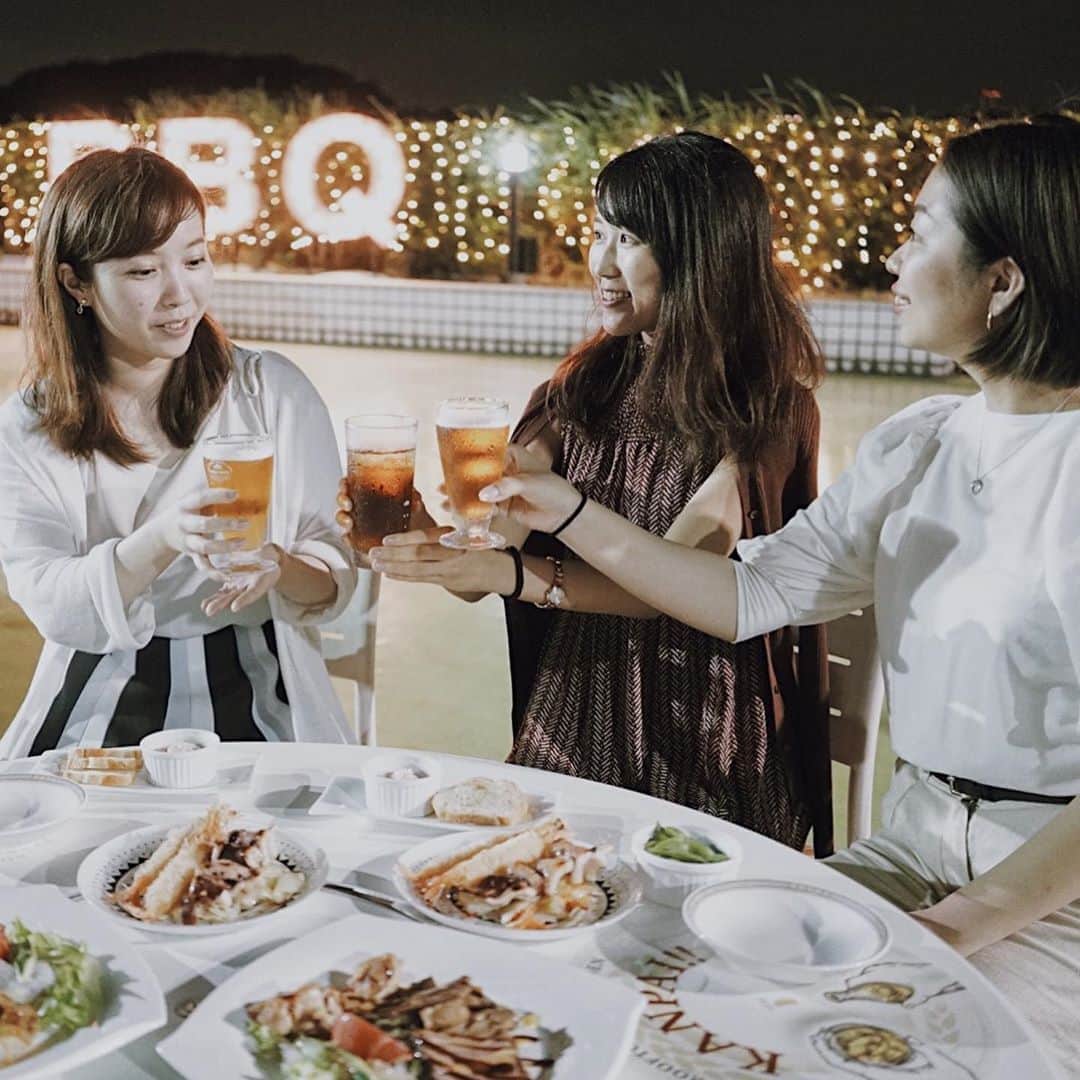 新横浜プリンスホテルのインスタグラム：「ROOFTOP BEER GARDEN 9/27(日)まで毎日営業しております🍻✨雨天予報の場合は屋内の会場をご用意いたしますので、ご安心ください😊. . . . #ホテルで楽しむアウトドアな夏 #新横浜プリンスホテル#プリンスホテル#新横浜#横浜 #ホテルレストラン #ホテル#ビール#ビアガーデン #バーベキュー #屋外 #アウトドア #オープンエア #ホテルディナー #新横浜駅 #飲み放題 #クラフトビール#屋上ビアガーデン#夜景 #フォトスポット#shinyokohamaprincehotel#princehotel#shinyokohama#yokohama#beergarden #beer #BBQ #hotel #restaurant #myyokohama ⁣」