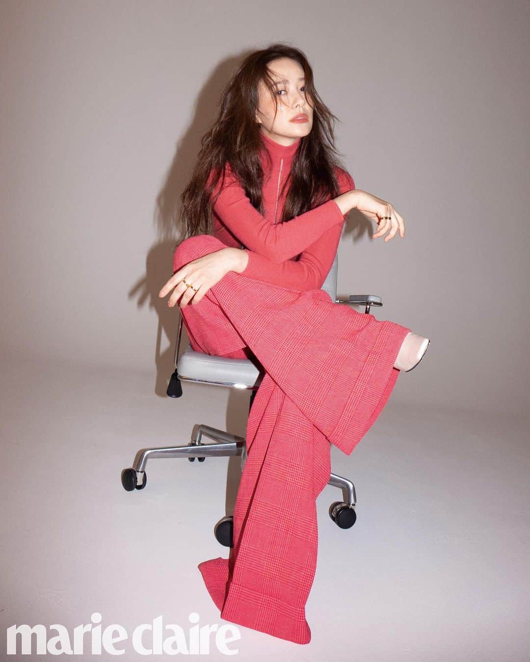ソン・テヨンさんのインスタグラム写真 - (ソン・テヨンInstagram)「: ❤️ #marieclairekorea #october  Contributing editor  Shin Hee Sook(@heesook_s ) Photography JDZ (@jdzcity ) Hair An Mi Yeon (@an_mi_yeon ) Makeup Kang Yae Won (@kangyewon) Styling Jang Ji Youn (@zziyoni) #thankyou」9月22日 14時23分 - sontaeyoung_official