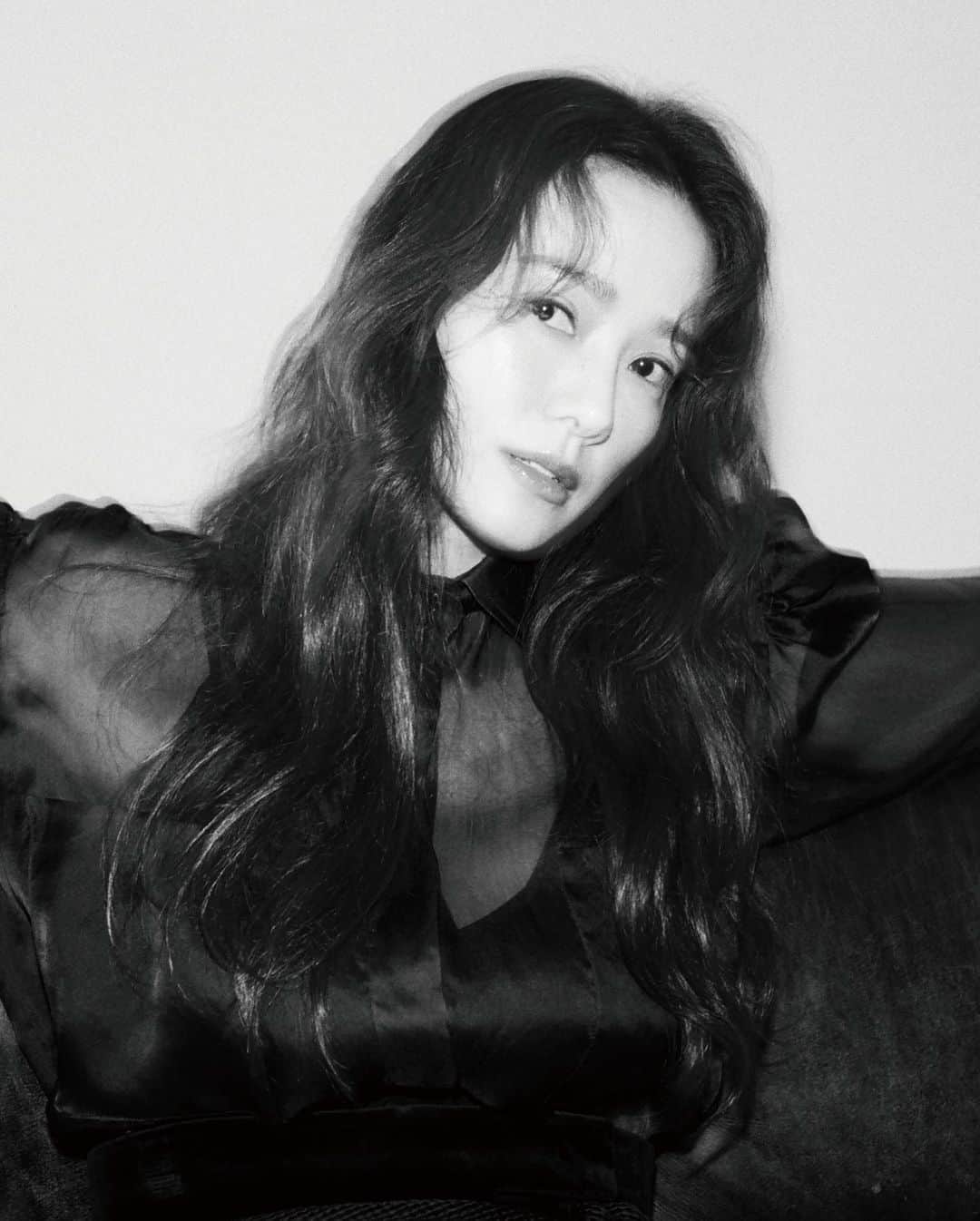 ソン・テヨンさんのインスタグラム写真 - (ソン・テヨンInstagram)「: ❤️ #marieclairekorea #october  Contributing editor  Shin Hee Sook(@heesook_s ) Photography JDZ (@jdzcity ) Hair An Mi Yeon (@an_mi_yeon ) Makeup Kang Yae Won (@kangyewon) Styling Jang Ji Youn (@zziyoni) #thankyou」9月22日 14時23分 - sontaeyoung_official