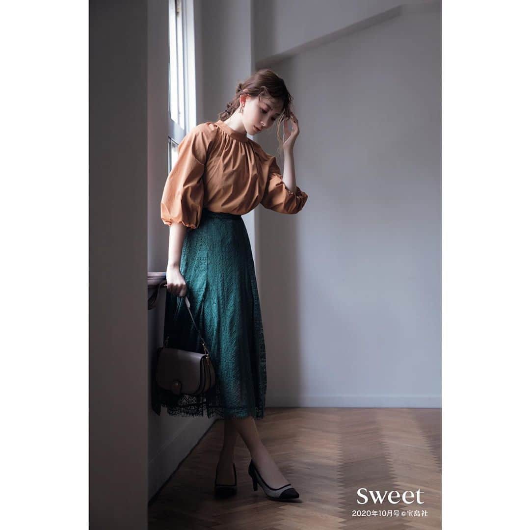 のインスタグラム：「【sweet10月号 P.114-117掲載📕💕 こじはる クラシックStyleで旅気分 31 Sons de mode✨】  この秋冬のテーマ “Voyage（旅）”をテーマに ヨーロッパの街並みを連想させる クラシックな秋スタイルを 言わずとも大人気❣️ こじはること小嶋陽菜さんが 着こなしてくださっています🥰❤️  ブラウス×レーススカートという 普遍的なアイテムを組み合わせながらも 旬のディテールが盛り込まれたアイテムを合わせれば 今っぽい仕上がりに😉✨  ブラウスはパフスリーブにバックリボン 繊細レースのスカートは縦ラインを強調する ストライプレースがポイント❣️  ブラウン×ブルーグリーンの配色も 今季おすすめ💕 洗練された印象にコーディネートが仕上がります😘 ———————————————————— ♦️ボリュームスリーブバックリボンブラウス￥8,900+tax #31sdm品番010304 カラー(ブラウン/ブラック/ラベンダー) ワンサイズ ♦️ストライプレースフレアスカート￥11,000+tax #31sdm品番030354 カラー(グリーン/ピンク/ダークブラウン) サイズ（36/38）  ♦️スカーフ付きミニショルダーバッグ￥8,900+tax #31sdm品番100301 カラー(ベージュ/ダークブラウン/ブラウン系) ♦️レース・チェック切替パンプス￥9,800+tax #31sdm品番100313 カラー(ブラウン系/ブラック/ベージュ) サイズ（S/M/L） ♦️しずくビジューイヤリング￥2,500+tax #31sdm品番090306 カラー（ゴールド） ———————————————————— 詳細は sweet10月号 ＆ OFFICIAL ONLINE STOREからCHECK❤️ ———————————————————— #31Sonsdemode #31sdm #sweet #sweet10月号 #fashion #autumn #winter #classic #classicstyle #voyage #blouse #skirt #coordinate  #トランテアンソンドゥモード #トランテアン #スウィート #小嶋陽菜 さん #こじはる #秋トレンド #秋服 #秋コーデ #旅 #ブラウス #スカート #コーディネート」