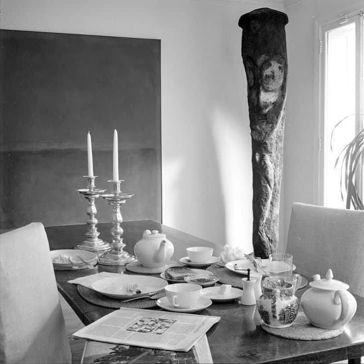 Meganさんのインスタグラム写真 - (MeganInstagram)「The breakfast table setting of legendary philanthropists Dominique and John de Menil 〰 watched over by a Rothko painting and an Oceanic painted fernwood sculpture from the New Hebrides⚡️ via @thecut thecut  . . . . #rothko #breakfast #newyork #interiordesign」9月22日 14時18分 - zanzan_domus