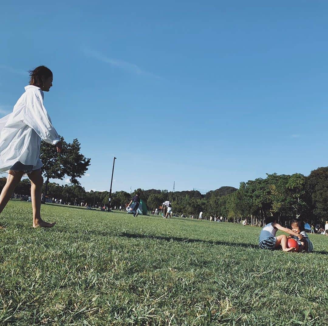 ジュジュのインスタグラム：「まーったり休日...🌞 . なんて事無い休日だったけど、とってものーんびり幸せな時間が流れてた昨日♫ . このおやすみ中に🚴‍♂️に乗れたお兄さんもたくましゅーなった🤍 . 帰りの車🚘ではお母さんが寝落ちw #前日の飲み会でハッスルし過ぎた笑 . . #休日 #秋晴れの良き日 #娘の服半袖って持って無くてびっくり #急遽頂き物に助けられる #笑」