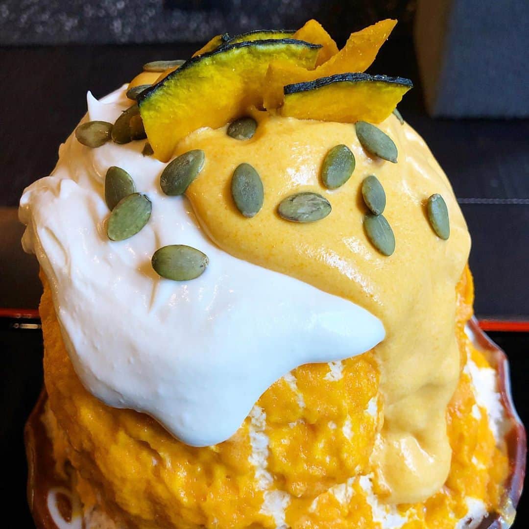 RETRIP<リトリップ>グルメさんのインスタグラム写真 - (RETRIP<リトリップ>グルメInstagram)「【RETRIP×東京】 こちらは「廚 otona くろぎ」です。"南瓜ん"という季節限定のかき氷🎃坊っちゃんかぼちゃを使った上質なクリームとチーズクリームの相性は抜群なんです！今年の秋の始まりはかき氷から🍁 . RETRIPでは「おでかけ」に関する様々な情報を発信しています。ぜひ他のアカウントもチェックしてください！ . @retrip_nagoya_ 名古屋の話題のカフェを紹介 @retrip_osaka_ 大阪のおでかけグルメスポットを紹介 @retrip_kyoto_ 京都のおでかけスポットを紹介 @retrip_fukuoka_ 福岡のおでかけグルメスポットを紹介 @retrip_hokkaido_ 北海道のおでかけスポットを紹介 @retrip_korea_ 韓国の話題のカフェを紹介 @retrip_news 最新のおでかけ情報を紹介 @retrip_nippon 日本の絶景を紹介 @retrip_global 海外の絶景を紹介 @retrip_gourmet 全国の話題のスイーツを紹介 @retrip_dinner 全国の話題のごはんを紹介 @retrip_cafe 全国のおしゃれなカフェを紹介 . ▼RETRIP[リトリップ]のアプリは AppStore、GooglePlay「リトリップ」で検索！ プロフィールのURLからもダウンロードできます。 . photo by @nm.tokyo . . #retrip #retrip_ui #廚otonaくろぎ#かき氷 #かき氷巡り #東京カフェ#上野グルメ #上野 #東京グルメ #東京 #東京カフェ巡り #グルメ #グルメ好きな人と繋がりたい #カフェ #カフェ巡り #カフェ好きな人と繋がりたい」9月22日 14時30分 - retrip_gourmet
