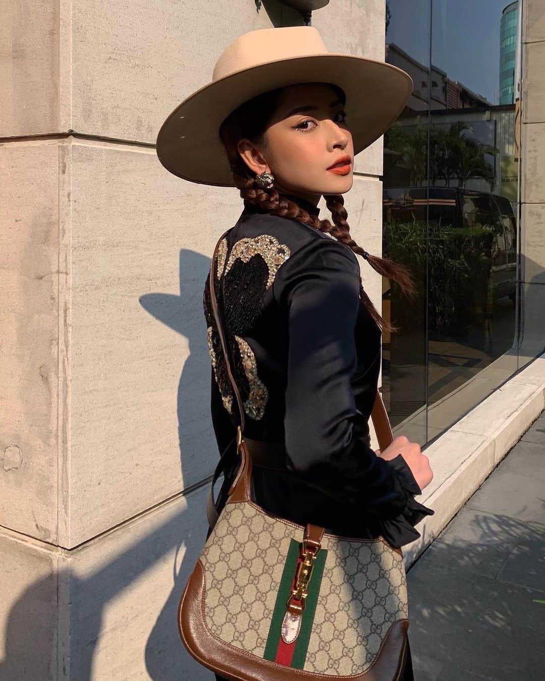 Chi Puさんのインスタグラム写真 - (Chi PuInstagram)「Cowgirl looking for a 🐎  #chipuwears #gucci #guccijackie1961」9月22日 14時35分 - chipupu
