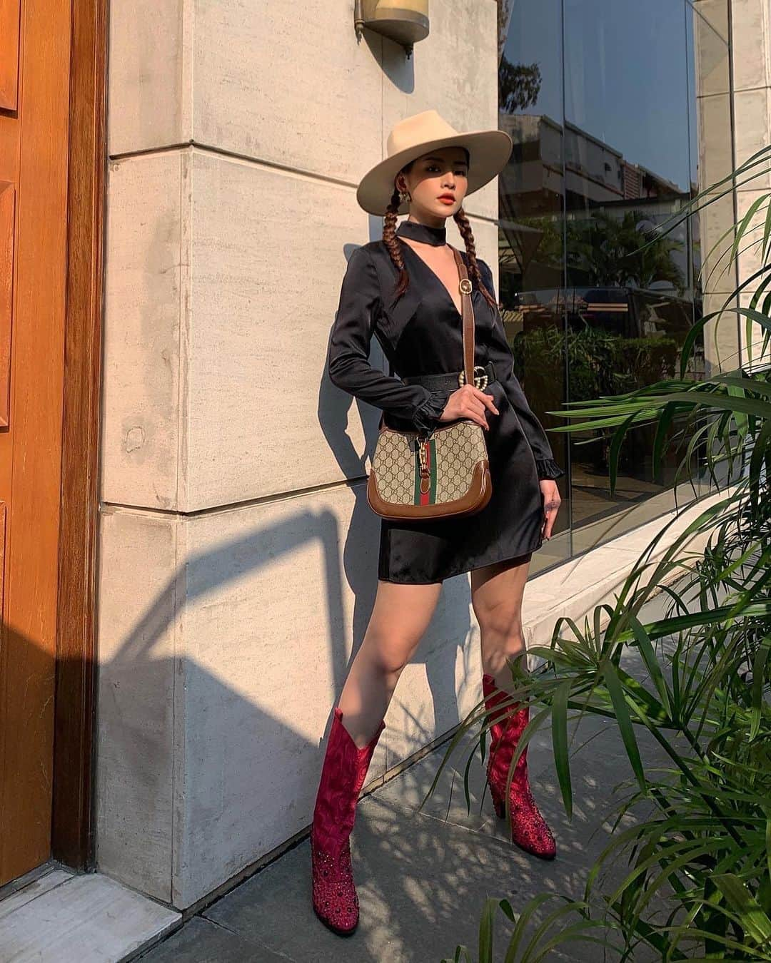 Chi Puさんのインスタグラム写真 - (Chi PuInstagram)「Cowgirl looking for a 🐎  #chipuwears #gucci #guccijackie1961」9月22日 14時35分 - chipupu