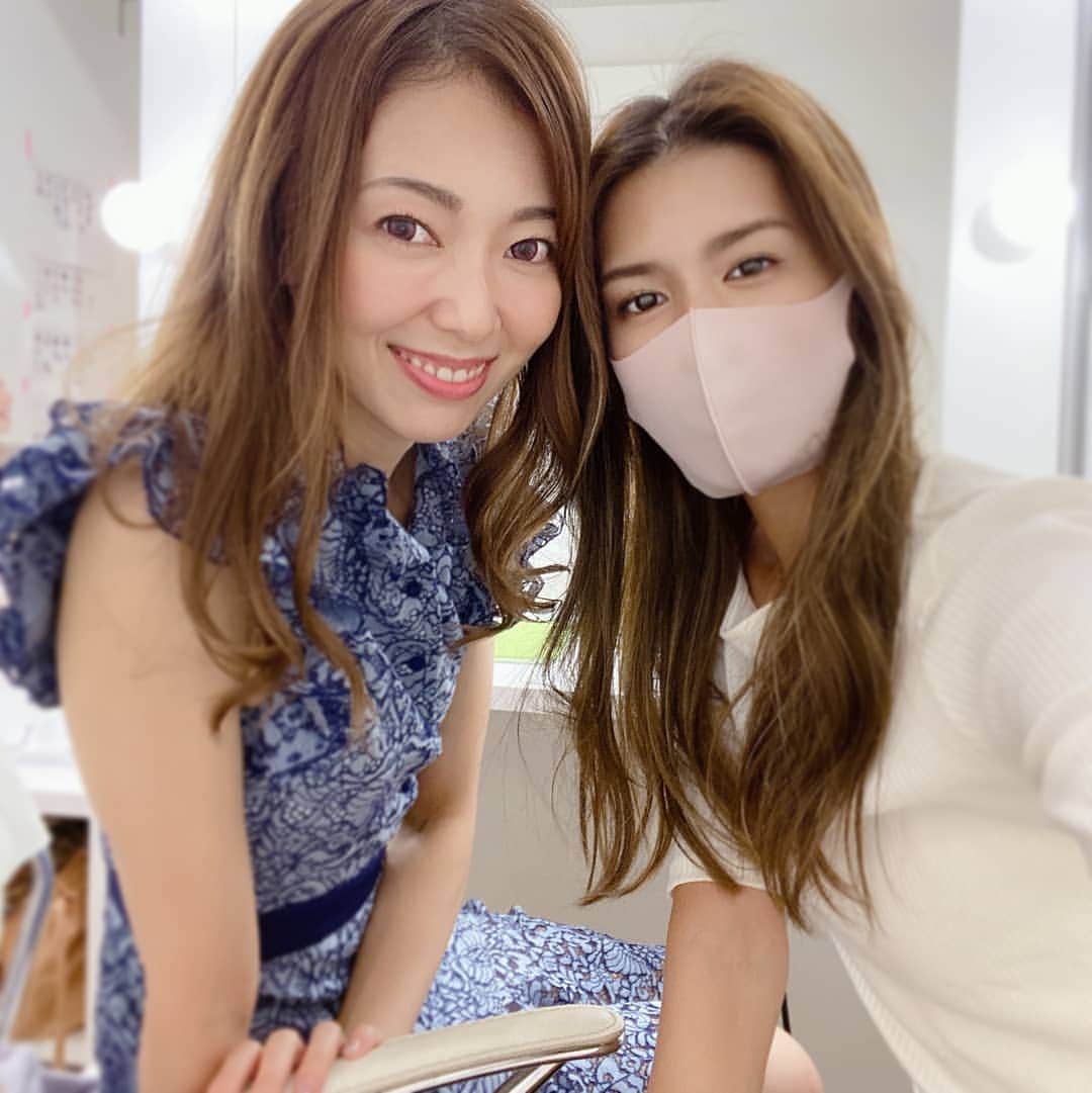 杉山由紀子のインスタグラム：「♥再会♥ * モデルのレッスン時代の友達に再会。 * しかも10年以上前の✨✨✨ * * 再会だけでも嬉しいのに、 再会場所は、なんと撮影現場(*´ー｀*) * * 本当に嬉しかった✨✨ ひろみちゃん( @hien211_ )は フォトグラファーになってました♥️ * まさか撮ってもらうことがあるなんて、、、✨ * 10年以上前には想像だにしてなかったこの状況。 * 本当に嬉しかったです☺️ * 人生なにがあるかわからない。 本当に御縁を感じた一日でした✨ * ももちゃん( @momoko_nyay ) 素敵な機会を本当にありがとう😌✨ * 撮影現場のみなさんも 本当にみなさんいい方ばかりで楽しかった♥️ 出来上がりが楽しみです(^-^) * * #再会 #モデル #モデル仲間 #レッスン #友達 #フォトグラファー #旅 #shooting #model #アパレル #撮影 #御縁 #感謝」