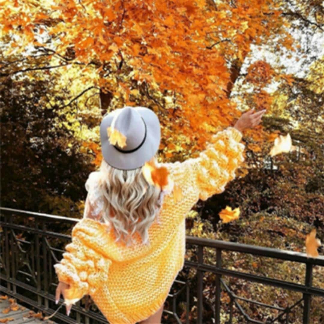 Melvita Officialのインスタグラム：「« L’été ne dure pas toujours et après l’été… Ah oui ! Les splendeurs de l’automne ! Mais combien éphémères ! Qui prend le temps de regarder et d’aimer l’automne ? »  Une jolie citation de Françoise Dumoulin-Tessier en ce premier jour de l’automne 🍃  On a des fans de l’automne ici? 🍁🍂  #Melvita #cosmetique #naturel # nature #bio #automne #saison #fall #fallvibe #cocooning」