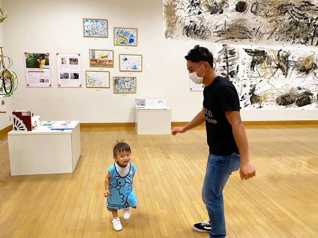 Momoeのインスタグラム：「うらわ美術館🎨 . .  #happy #家事 #育児 #family #家族 #boy #smile #男の子 #息子 #code #love #lucky #kids #子供 #thankyou #宝物 #ベビー #fashion #follow #心 #縁 #パパ #ママ #家族写真 #男の子ママ #赤ちゃん」