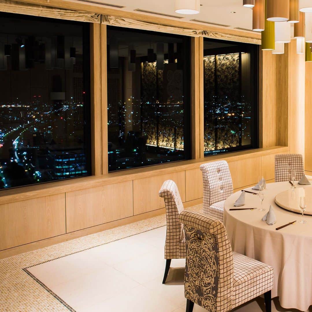 hotel nikko kanazawa ホテル日航金沢さんのインスタグラム写真 - (hotel nikko kanazawa ホテル日航金沢Instagram)「. 29階「桃李」ではワンランク上の柔らかな空間で皆さまをお待ちしております💁🏻 . 厨房では香港出身のシェフも腕をふるい、金沢にいながら本格中華料理をお楽しみいただけます👨‍🍳 アラカルトはもちろんのこと、人気のオーダーバイキングやシェフのインスピレーションで仕上げるコースなどバラエティ豊富なメニューをご用意しています🥟 . 開放感溢れる大きな窓から望む金沢の街並みと一緒に本格中華料理をお愉しみください☺️ . ※只今、「桃李」の営業日は金･土･日･祝日のみとさせていただいております。 　ご不便をおかけいたしますがご理解賜りますようよろしくお願い致します。 . . #ホテル日航金沢#桃李#中華料理#中華#ホテルランチ#ホテルディナー#金沢グルメ#金沢ランチ#金沢ディナー#ホテルグルメ#ホテル#金沢#hotelnikkokanazawa#tohlee#lunch#dinner#hotellunch#hoteldinner#kanazawa」9月22日 14時52分 - hotelnikkokanazawa