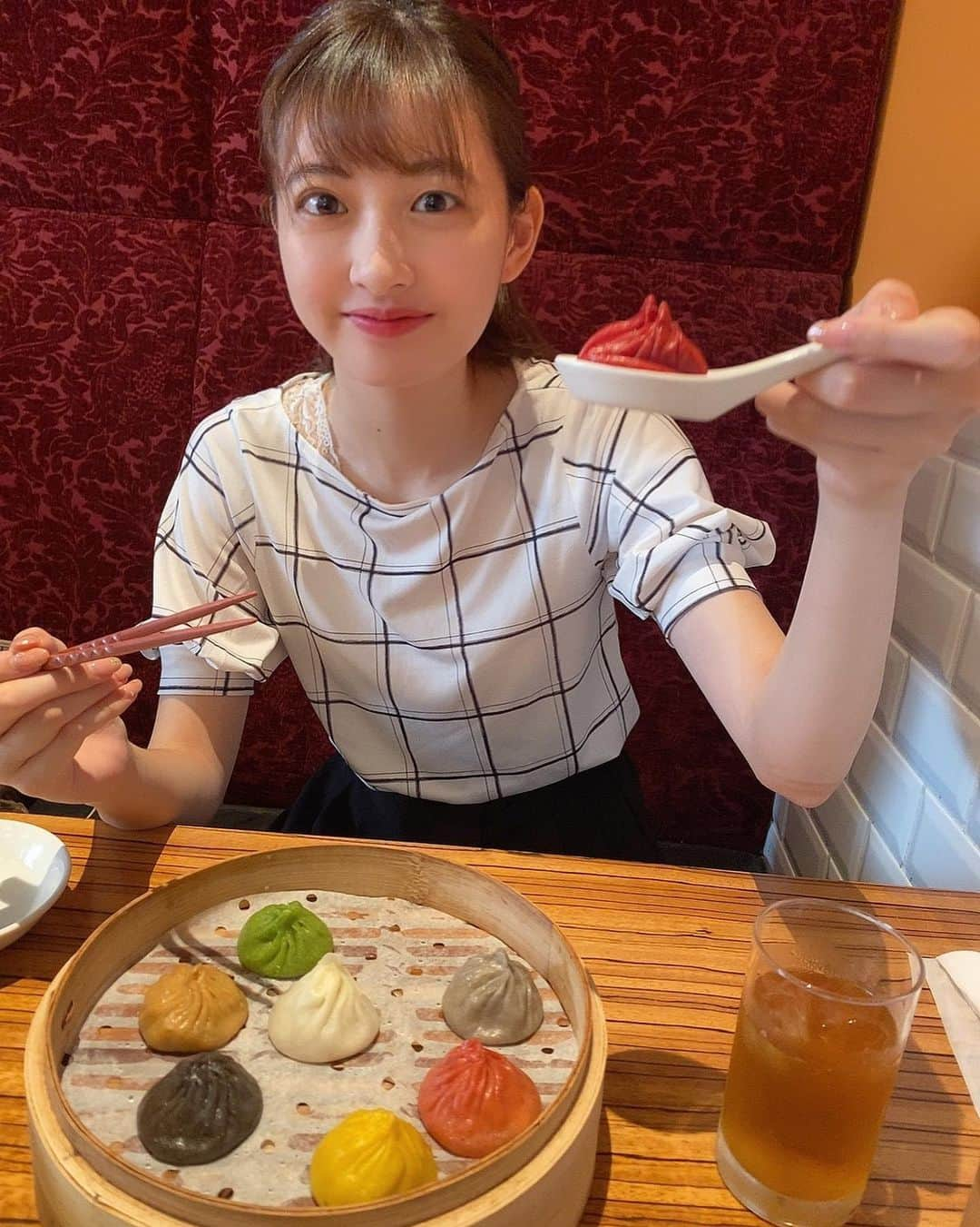 浅賀美咲さんのインスタグラム写真 - (浅賀美咲Instagram)「はい、あ〜ん❗️  先日、8色のカラフルな小籠包を食べました✨ チーズやトリュフ、蟹の卵などいろいろな味があって、見た目も楽しいし美味しかったです💕  今日は連休最終日ですね！ 楽しく過ごしましょう〜♪  🍎お知らせ🍎 🌟本日22日21:30〜 ミクチャ配信します🌟　 遊びに来て下さい〜待ってます！  投票お願い致します🤲 #浅賀にポチ  #ミス成蹊 #ミス成蹊コンテスト#ミス成蹊コンテスト2020 #ミスコン #ミスコンテスト #ミスコンファイナリスト #小籠包 #八色小籠包」9月22日 14時52分 - miss20seikei_5