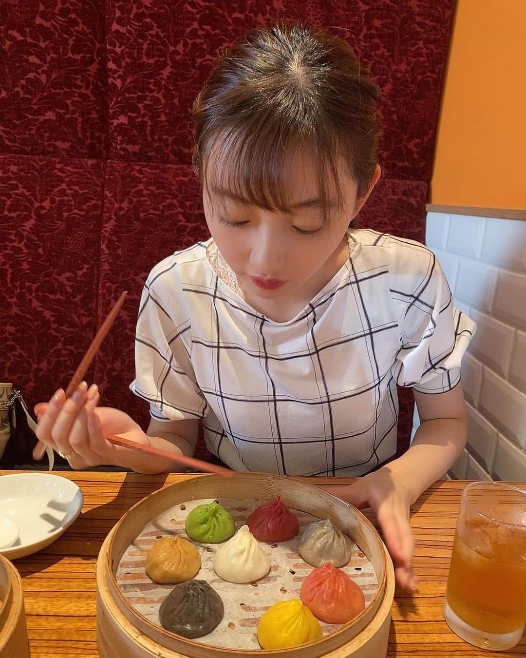 浅賀美咲のインスタグラム：「はい、あ〜ん❗️  先日、8色のカラフルな小籠包を食べました✨ チーズやトリュフ、蟹の卵などいろいろな味があって、見た目も楽しいし美味しかったです💕  今日は連休最終日ですね！ 楽しく過ごしましょう〜♪  🍎お知らせ🍎 🌟本日22日21:30〜 ミクチャ配信します🌟　 遊びに来て下さい〜待ってます！  投票お願い致します🤲 #浅賀にポチ  #ミス成蹊 #ミス成蹊コンテスト#ミス成蹊コンテスト2020 #ミスコン #ミスコンテスト #ミスコンファイナリスト #小籠包 #八色小籠包」