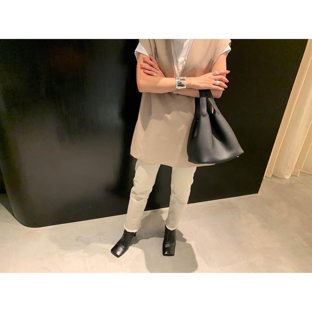 liiiiche23のインスタグラム：「・﻿ ・﻿ 今年はベージュの気分🧸🔶﻿ 基本服はシンプルが好きなので、﻿ 常にアクセはジャラジャラ▫️▪️﻿ ・﻿ ・ #coordinate #code #fashion #outfit #ootd #outfitoftheday #dailylook #dailylook_japan #dailylook_jp #stunninglure #スタニングルアー #yanuk #yanukdenim #denim #ヤヌーク #zara #ザラ #hermes #hermesbag #エルメス #ピコタン #tiffany #tiffanyandco #ティファニー #charlottechesnais #シャルロットシェネ #pluie #pluiehair #pluietokyo #classyフォト @classy_mag_insta」